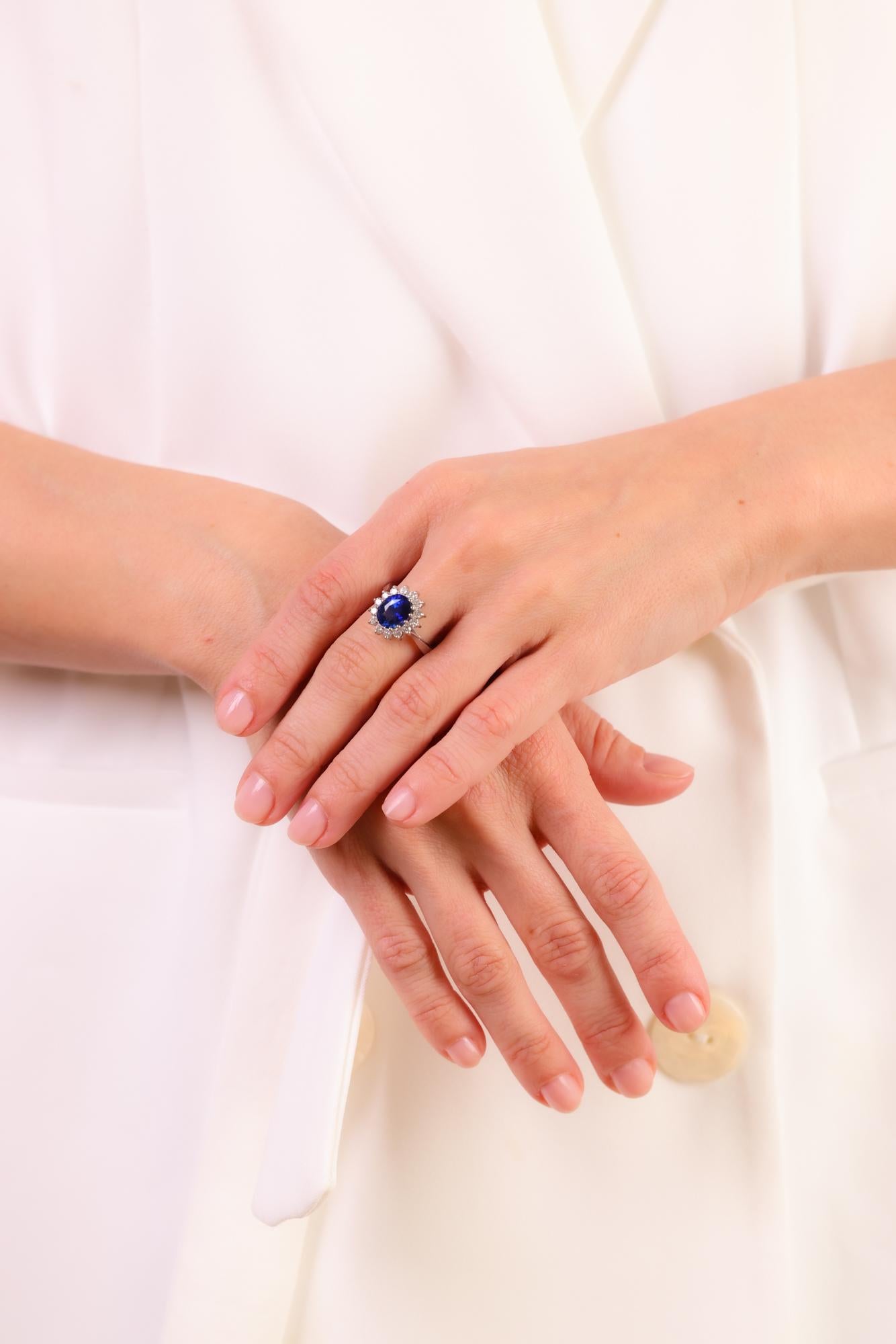 Dieser moderne Ring aus 14-karätigem Weißgold zeigt einen 3-karätigen Saphir im Ovalschliff, der von funkelnden Diamanten umgeben ist und ein zeitloses, elegantes Design bietet.

Mittelstein: Blauer Saphir im Ovalschliff
Gewicht: Ungefähr 3