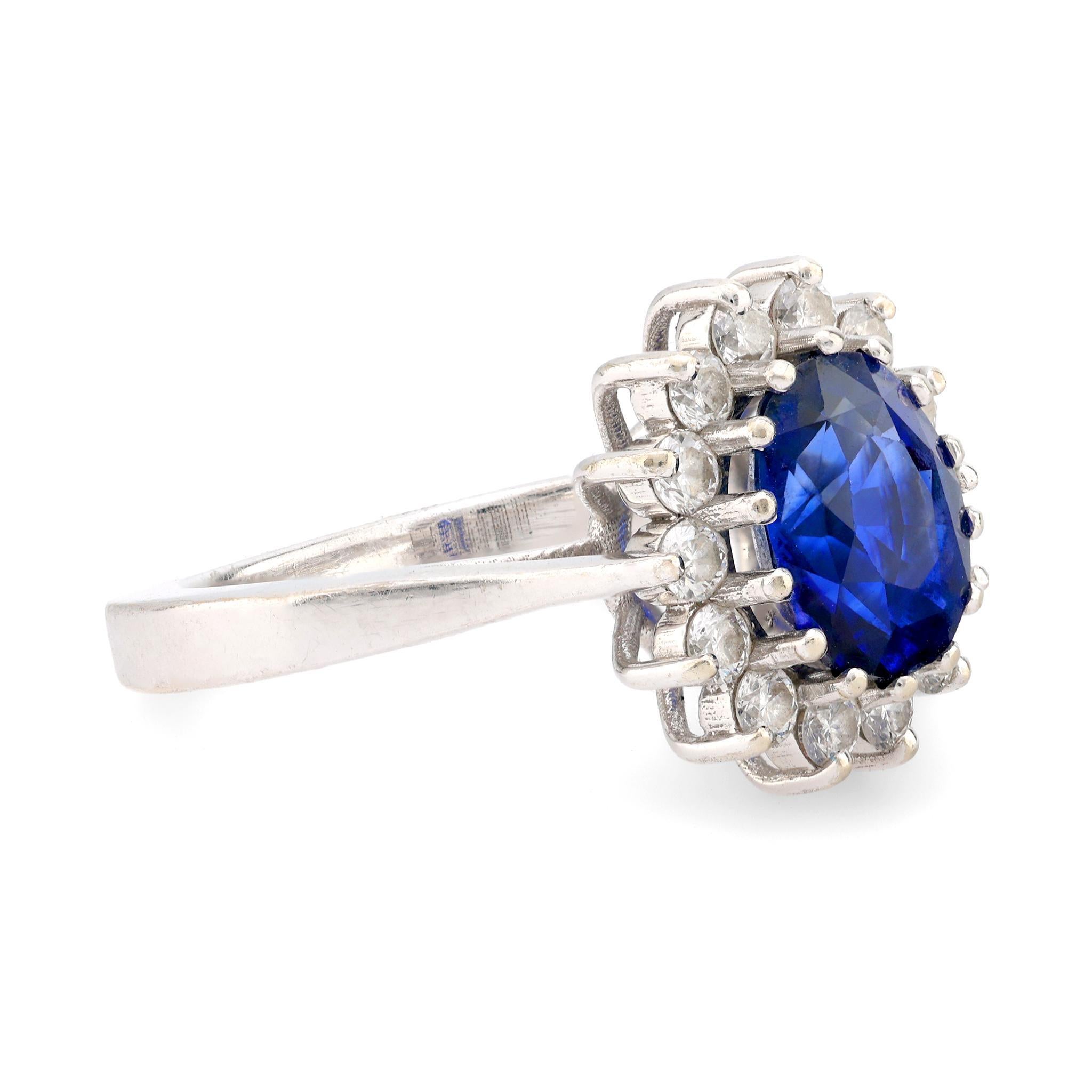 Moderner 3 Karat oval geschliffener Saphir-Diamant-Cluster-Ring aus 14k Weißgold (Ovalschliff)
