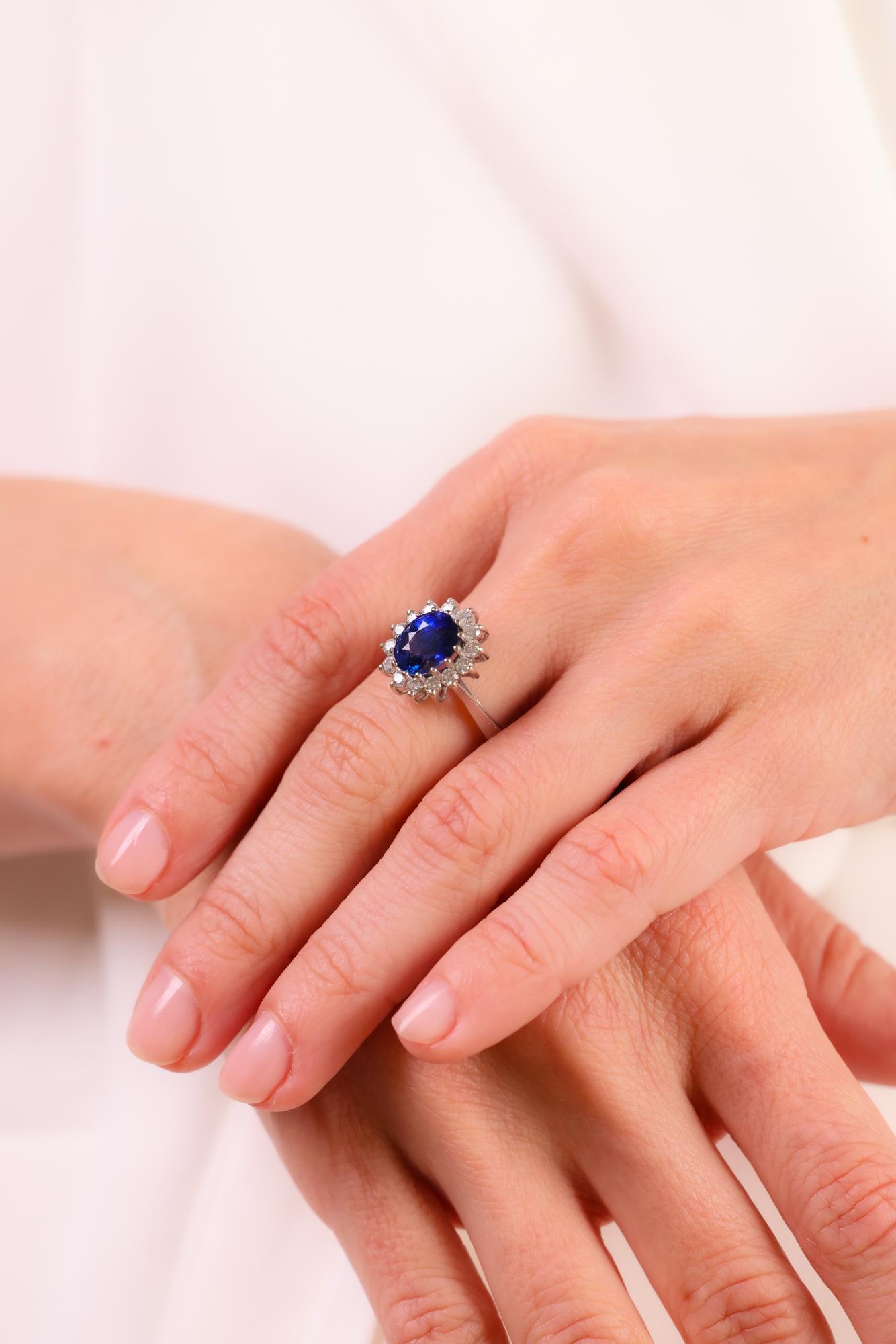 Moderner 3 Karat oval geschliffener Saphir-Diamant-Cluster-Ring aus 14k Weißgold im Zustand „Hervorragend“ in Beverly Hills, CA