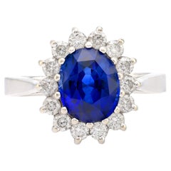 Moderner 3 Karat oval geschliffener Saphir-Diamant-Cluster-Ring aus 14k Weißgold