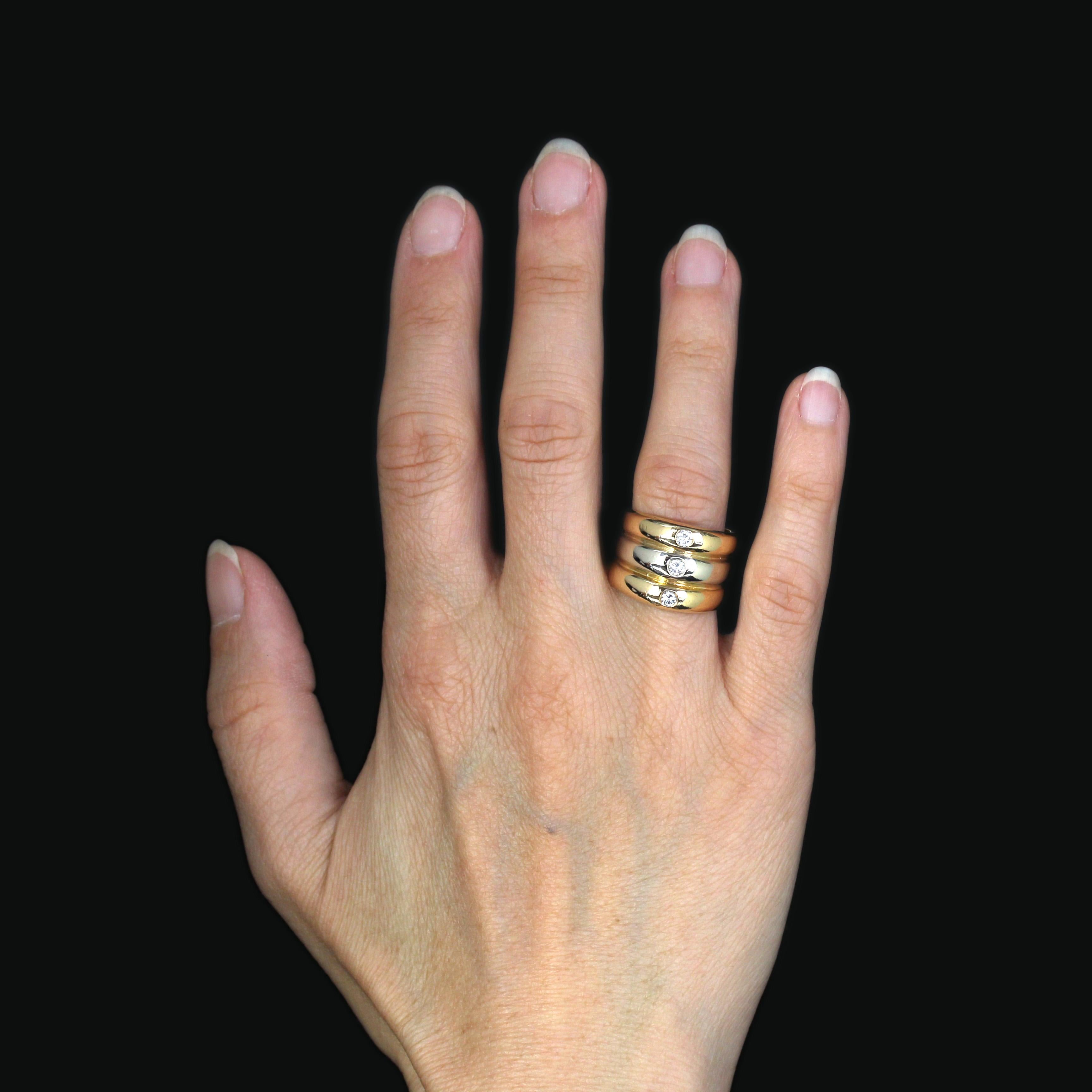 Anillo de oro amarillo, rosa y blanco de 18 quilates, con sello propio.
Anillo imponente, consta de 3 anillos curvados unidos en oro blanco en el centro, oro amarillo y oro rosa. Cada uno de ellos está engastado sobre un moderno diamante de talla