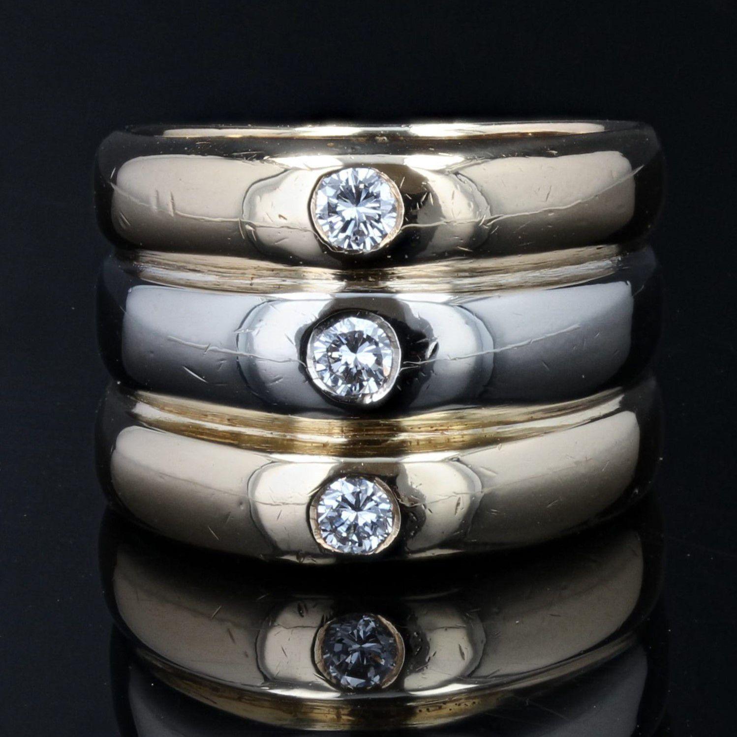 Moderne Bracelet jonc moderne en or jaune et blanc 18 carats avec 3 diamants en vente