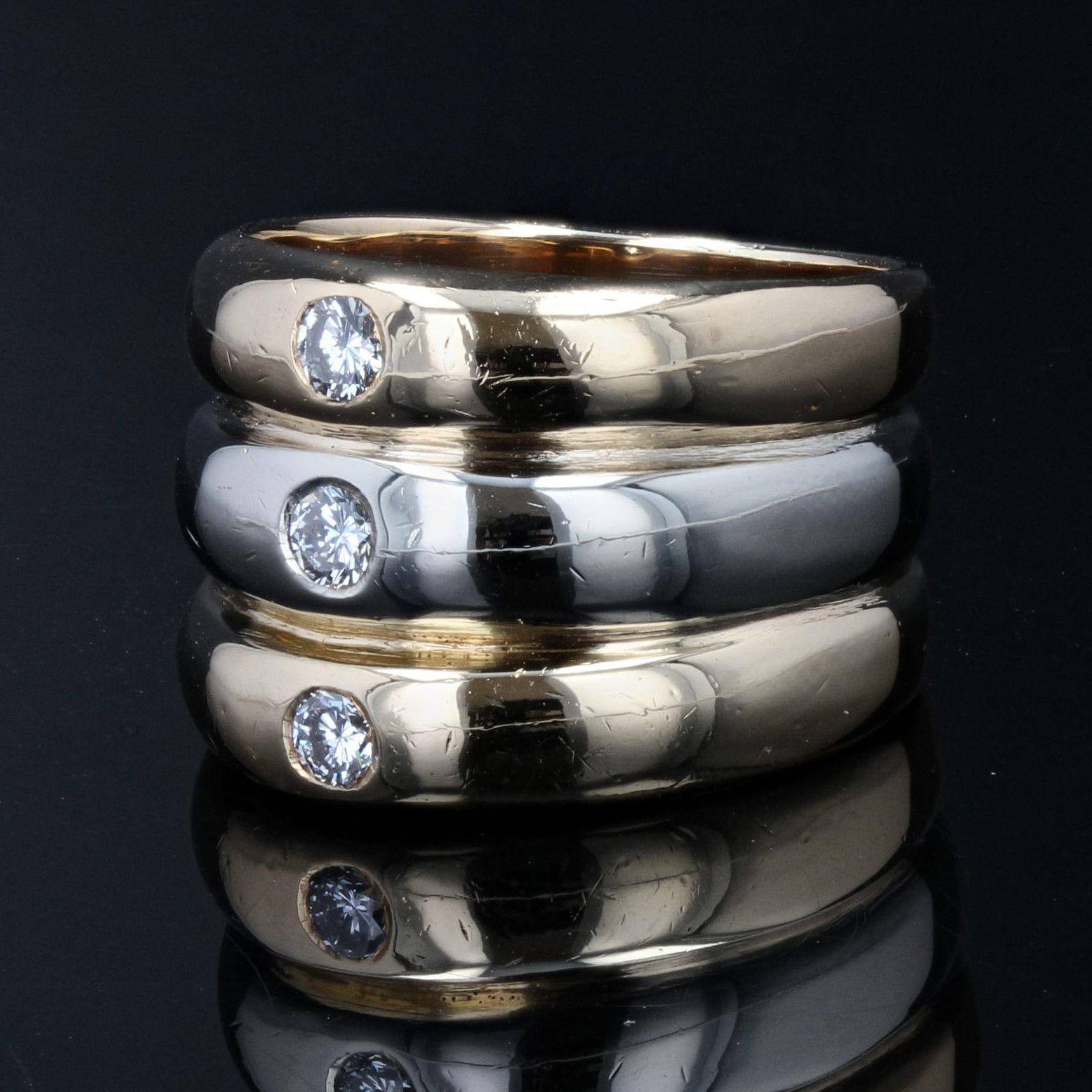 Bracelet jonc moderne en or jaune et blanc 18 carats avec 3 diamants Bon état - En vente à Poitiers, FR