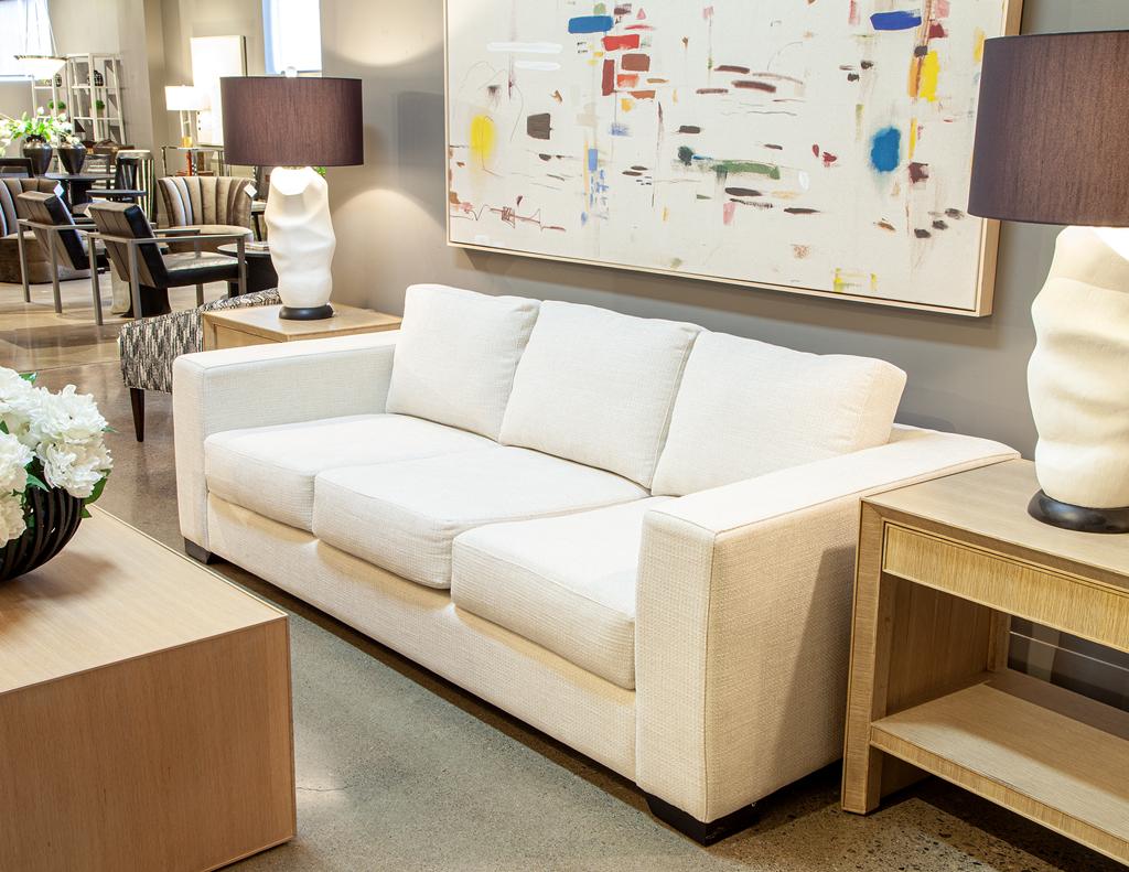 Bringen Sie mit diesem handgefertigten, modernen Sofa schlichte Eleganz und außergewöhnlichen Komfort in Ihren Wohnbereich. Er besteht aus einem stabilen Rahmen aus massivem Ahornholz und zeichnet sich durch ein schlichtes, minimalistisches Design
