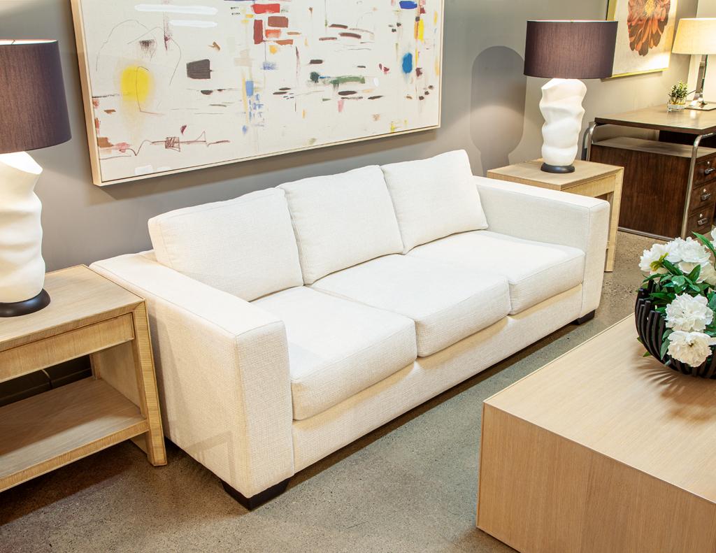 Modernes 3-Sitzer-Sofa aus cremefarbenem, strukturiertem Stoff im Zustand „Neu“ im Angebot in North York, ON