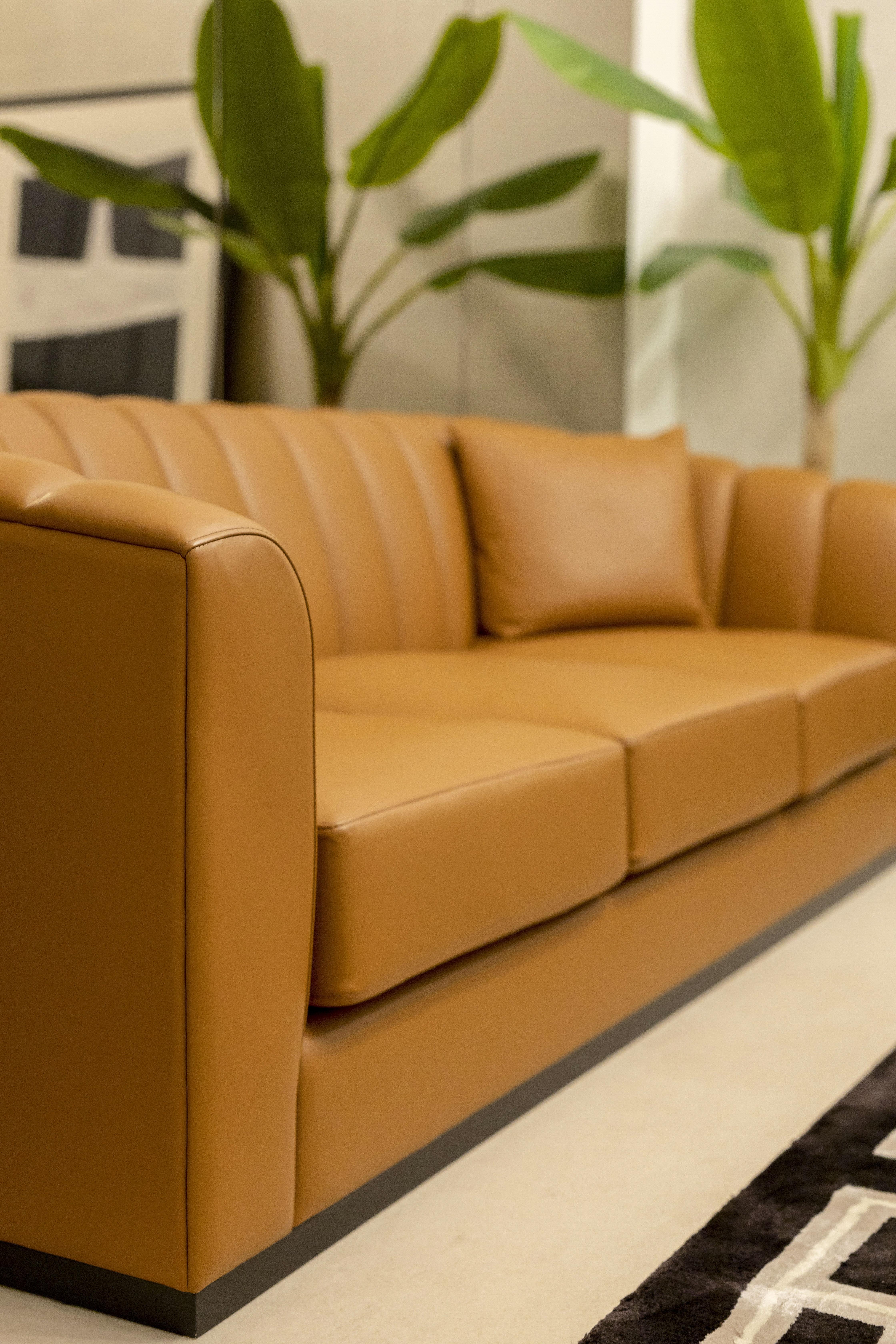 Modernes Club-Sofa mit 3 Sitzen aus Holz und Leder, handgefertigt von Stylish Club im Angebot 3