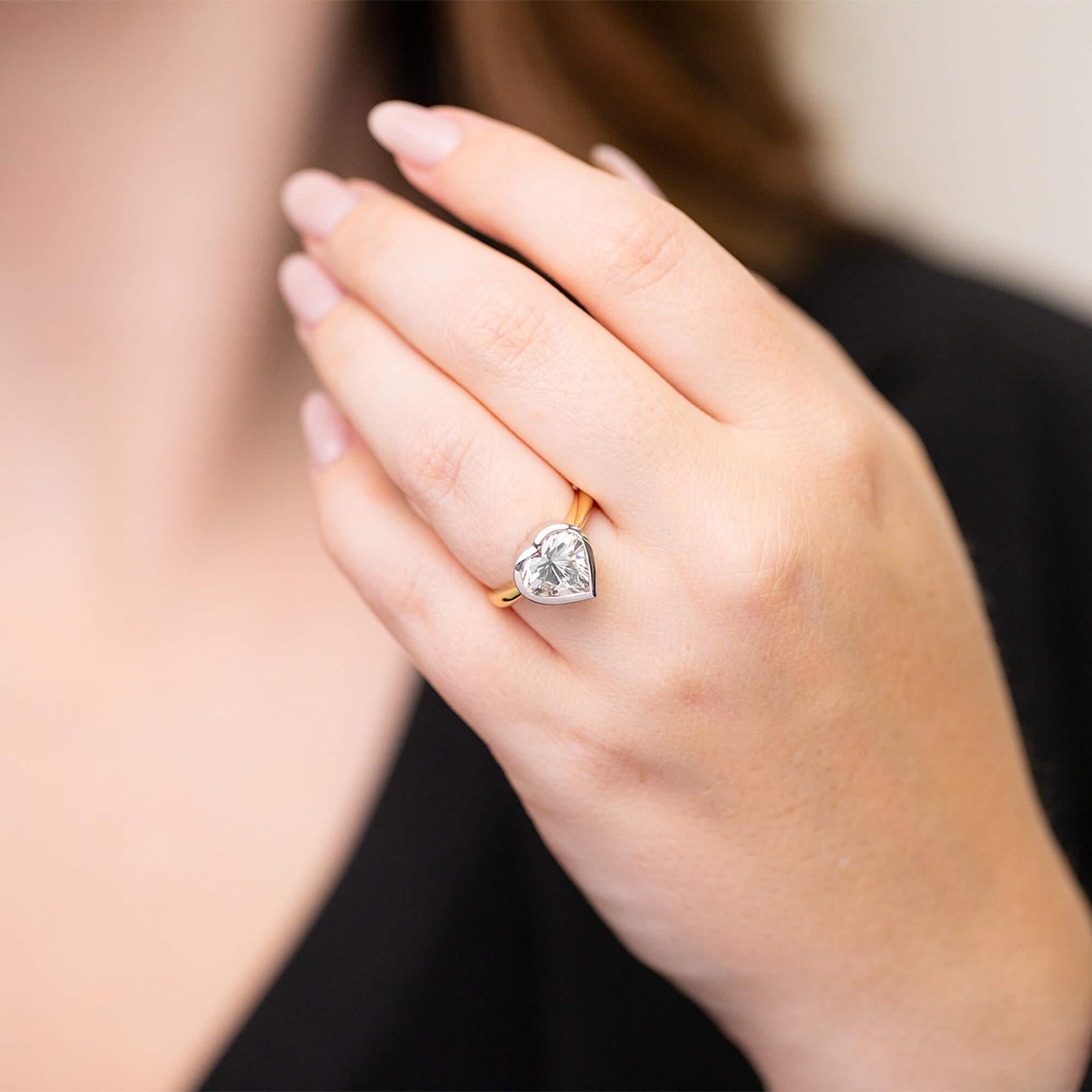 Anillo solitario moderno de diamantes en forma de corazón de 3,00 ct Circa 2000s Moderno