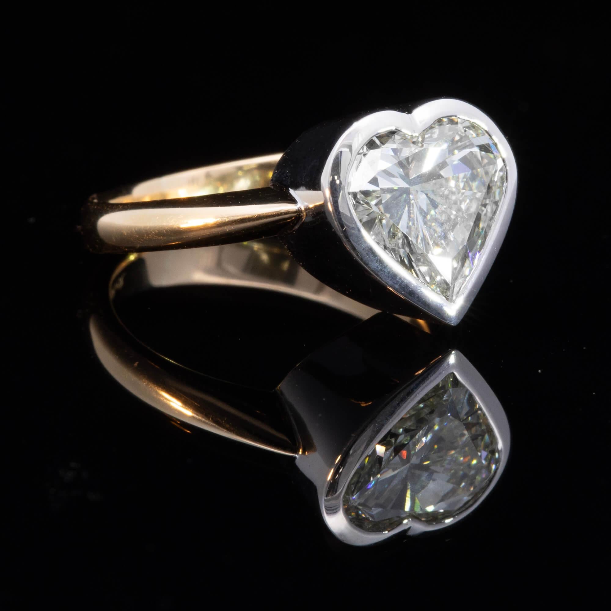 Anillo solitario moderno de diamantes en forma de corazón de 3,00 ct Circa 2000s Corte de corazón