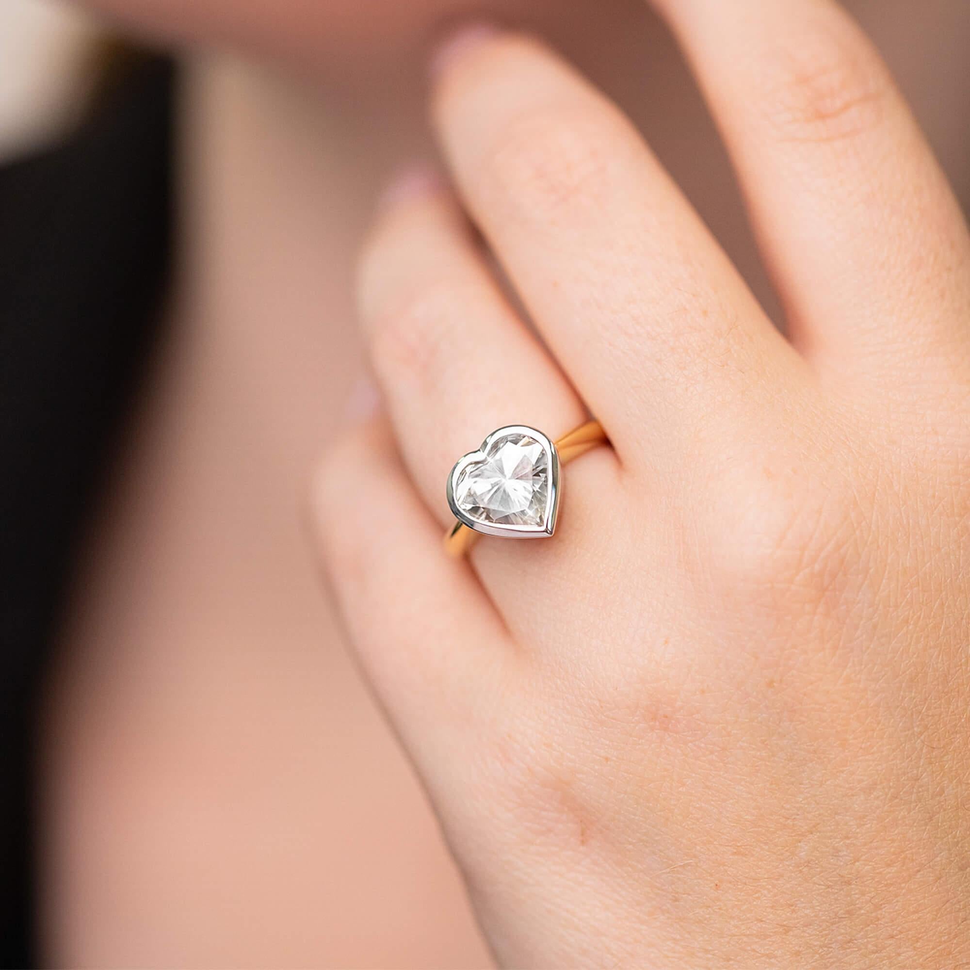 Anillo solitario moderno de diamantes en forma de corazón de 3,00 ct Circa 2000s en Excelente Estado en ADELAIDE, SA