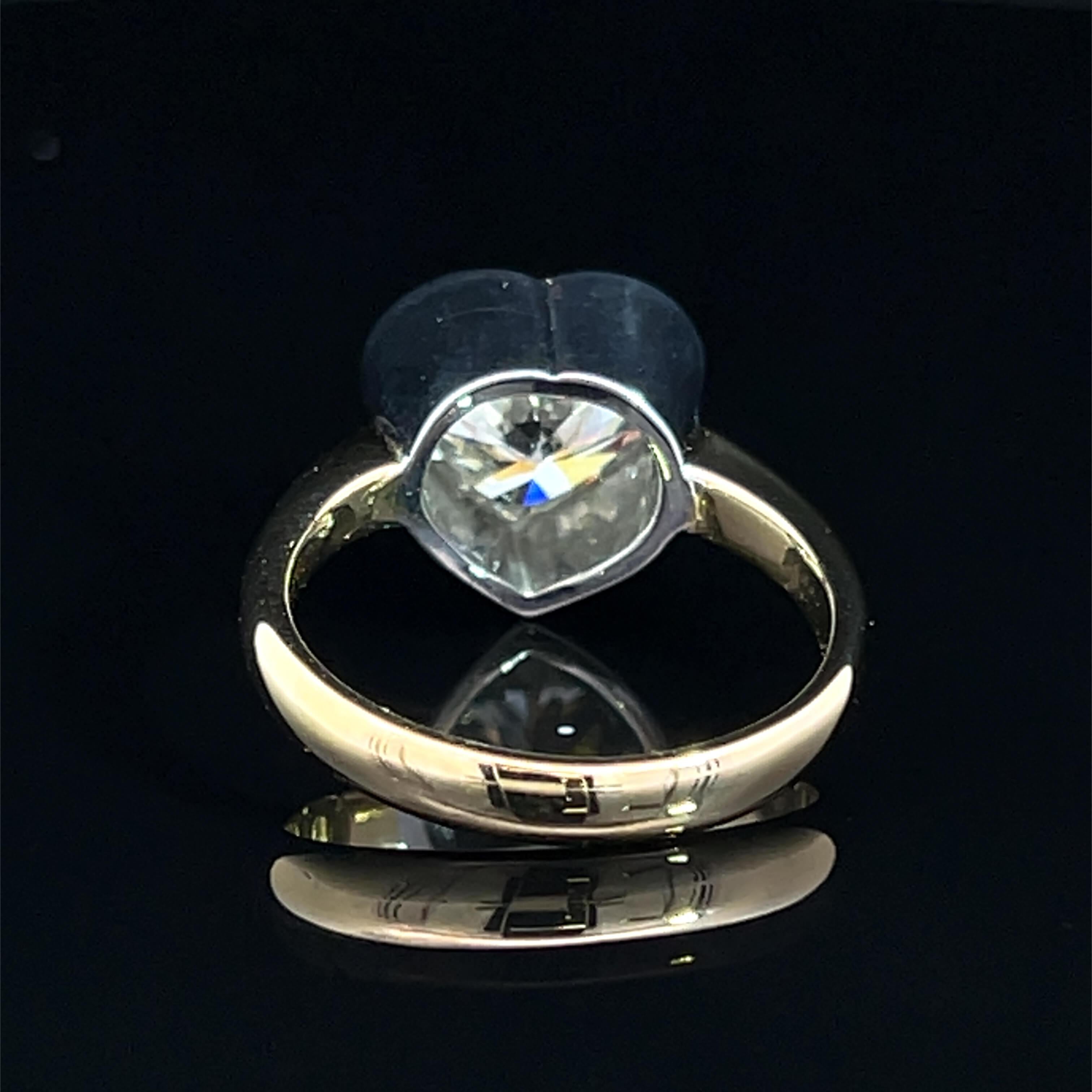 Anillo solitario moderno de diamantes en forma de corazón de 3,00 ct Circa 2000s 1