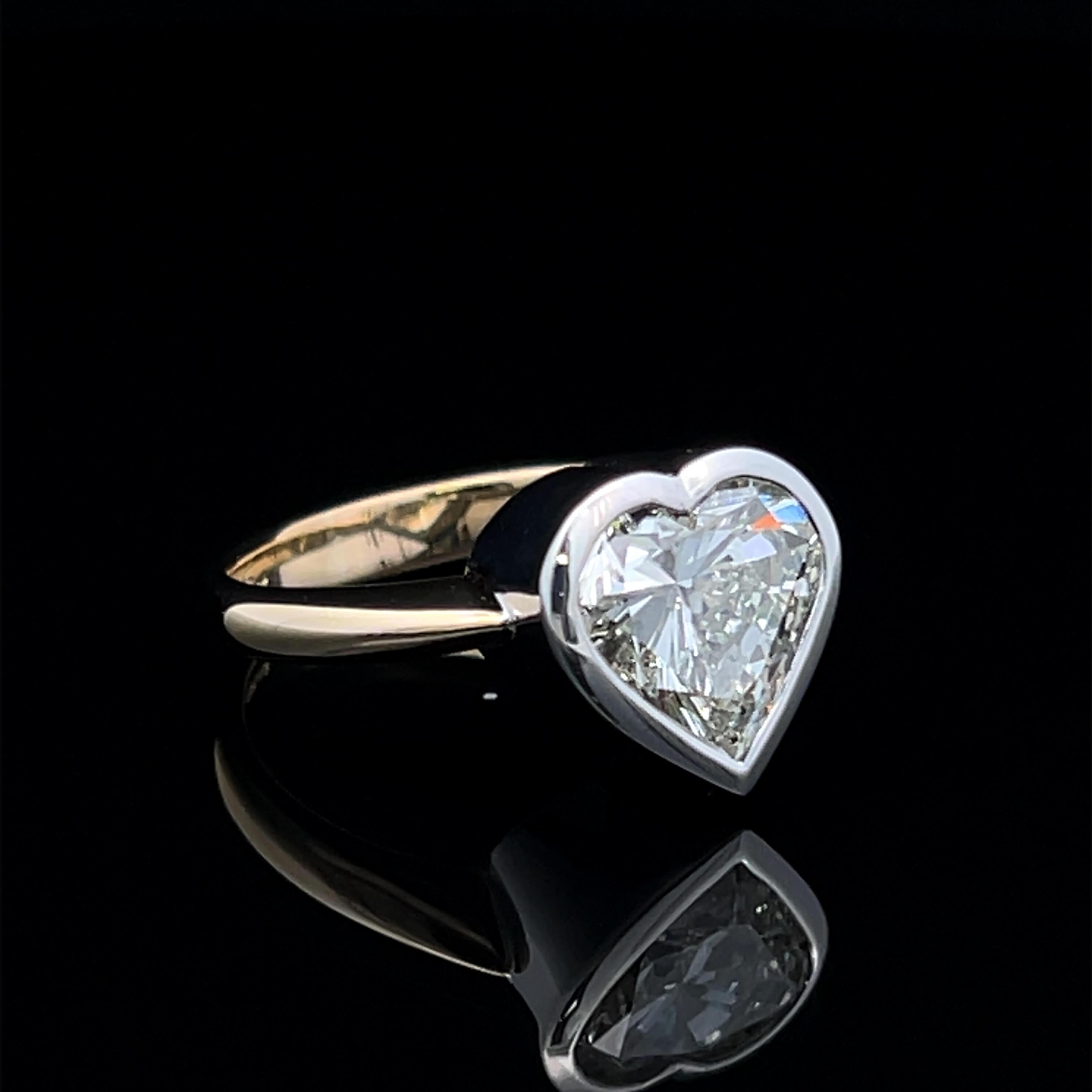 Anillo solitario moderno de diamantes en forma de corazón de 3,00 ct Circa 2000s 2