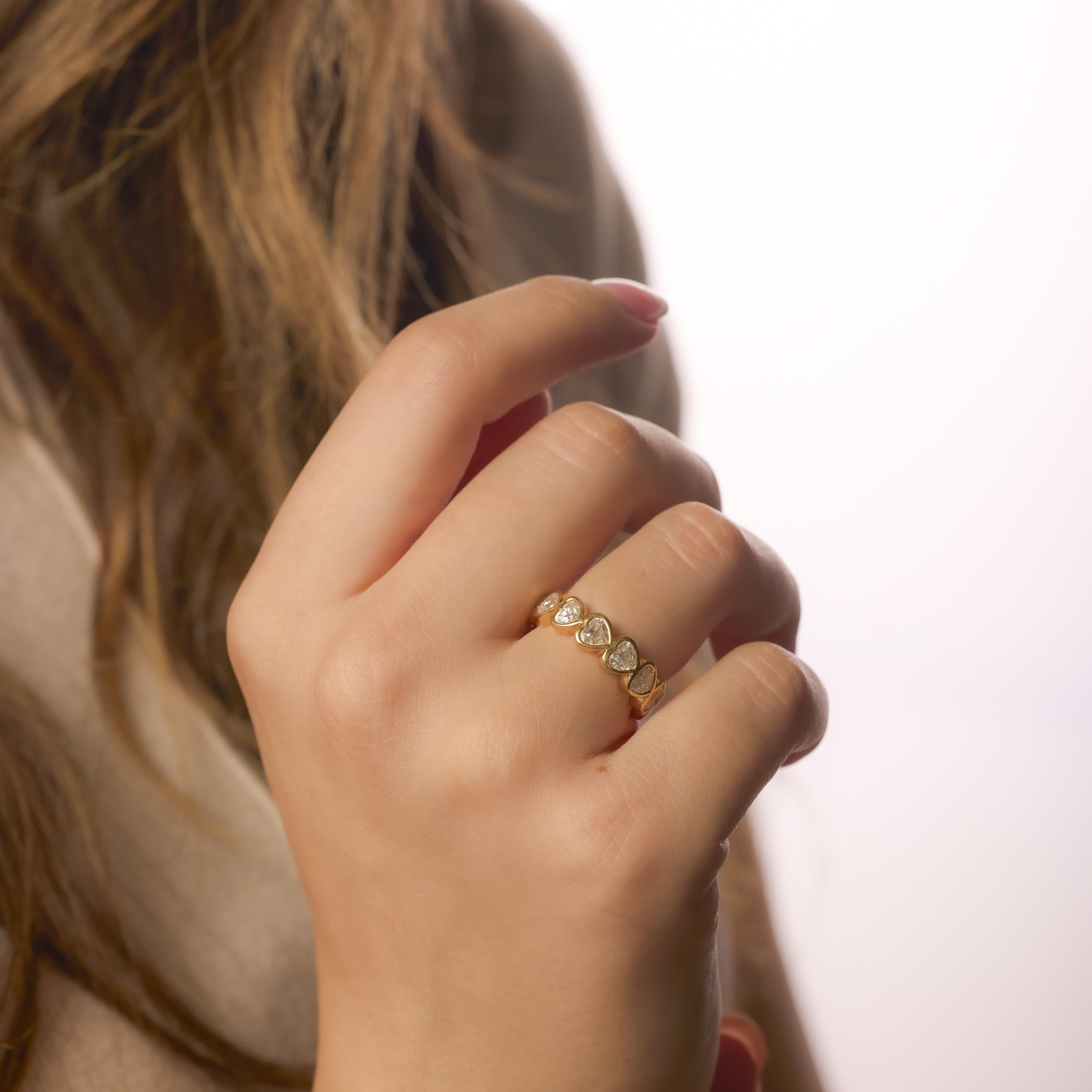Questo moderno anello in oro giallo 18 carati brilla con 13 romantici diamanti a forma di cuore, mostrando una brillantezza radiosa e un'ottima lavorazione artigianale in ogni dettaglio.