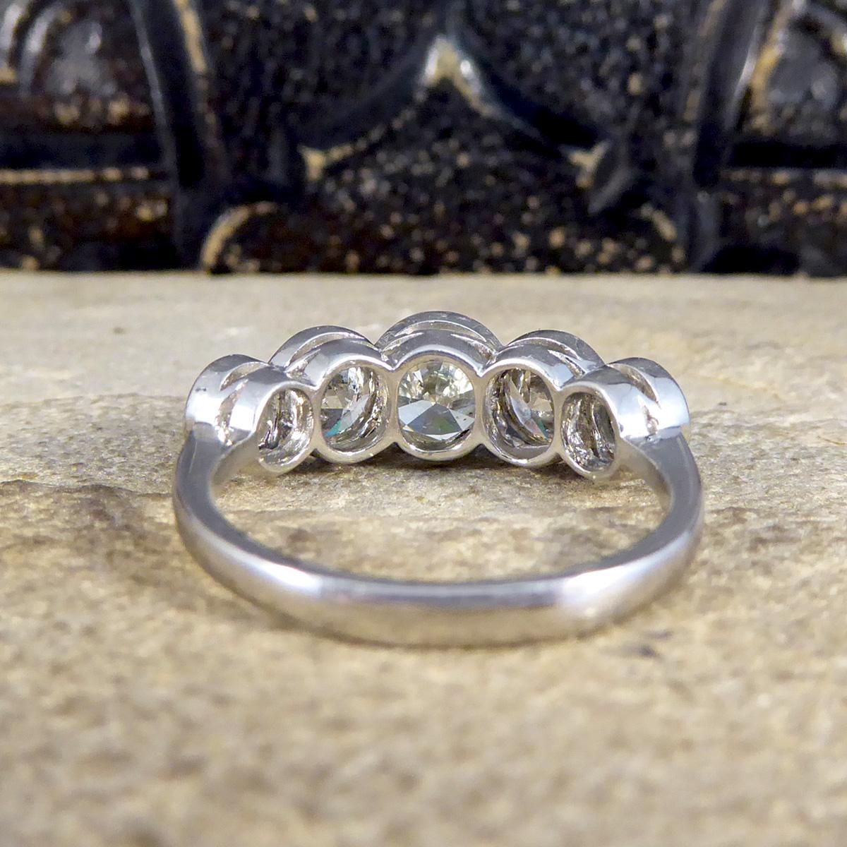 Moderner 3,35 Karat Diamantring aus Platin mit Brillantschliff und fünf Steinen im Kragen im Zustand „Gut“ im Angebot in Yorkshire, West Yorkshire