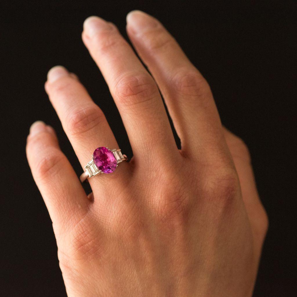 Modern 3.55 Carat Pink Sapphire and Baguette Cut Diamond Ring In New Condition In Poitiers, FR