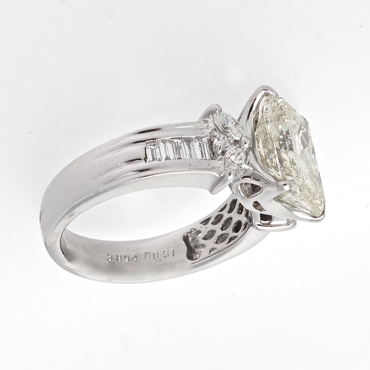 Modern 3.89 Carat Radiant Cut Diamond Platinum Engagement Ring (Moderne)