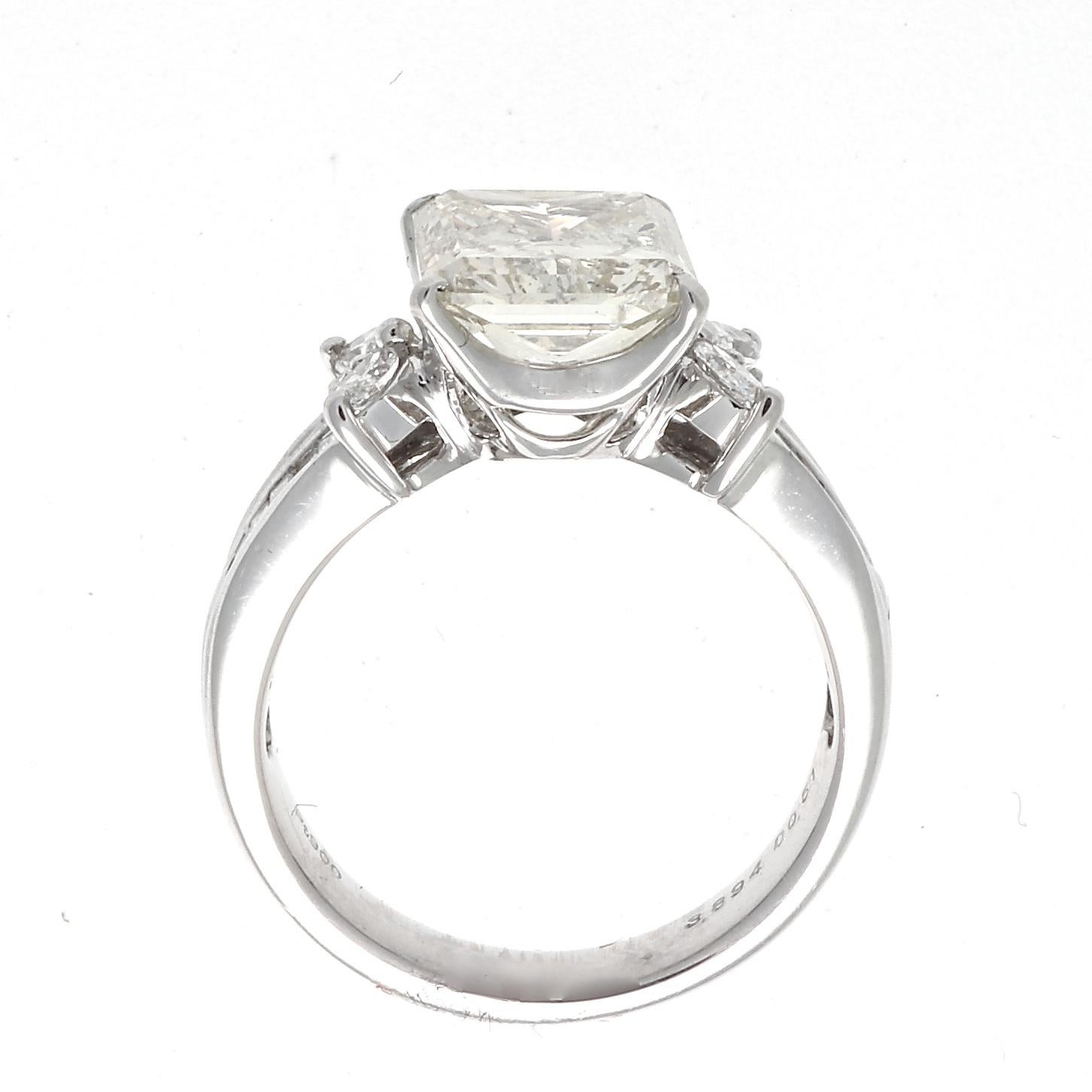 Modern 3.89 Carat Radiant Cut Diamond Platinum Engagement Ring im Zustand „Hervorragend“ in Beverly Hills, CA