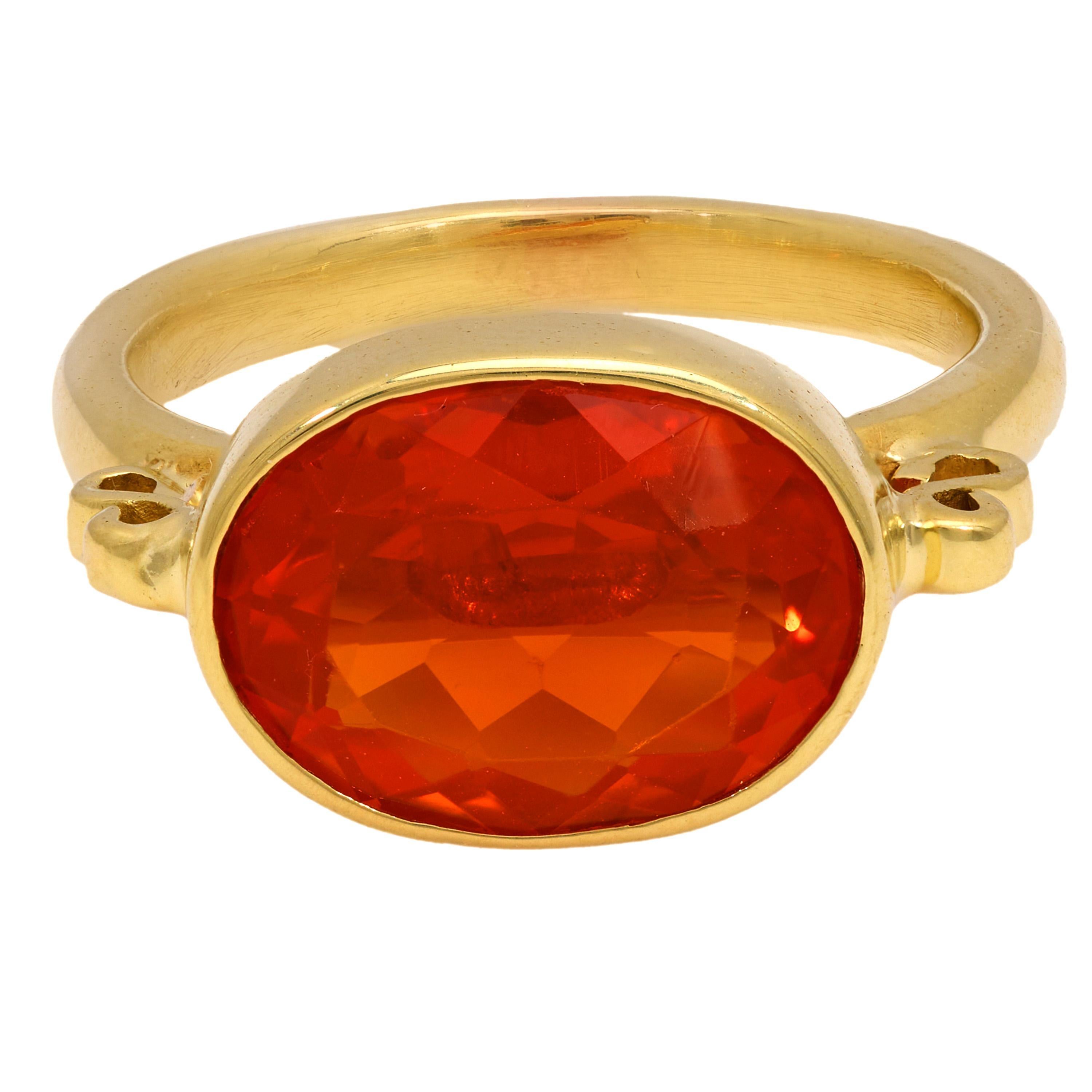 Taglio ovale Modern 3.90 carat fire opal 18k yellow gold east-west bezel ring in vendita