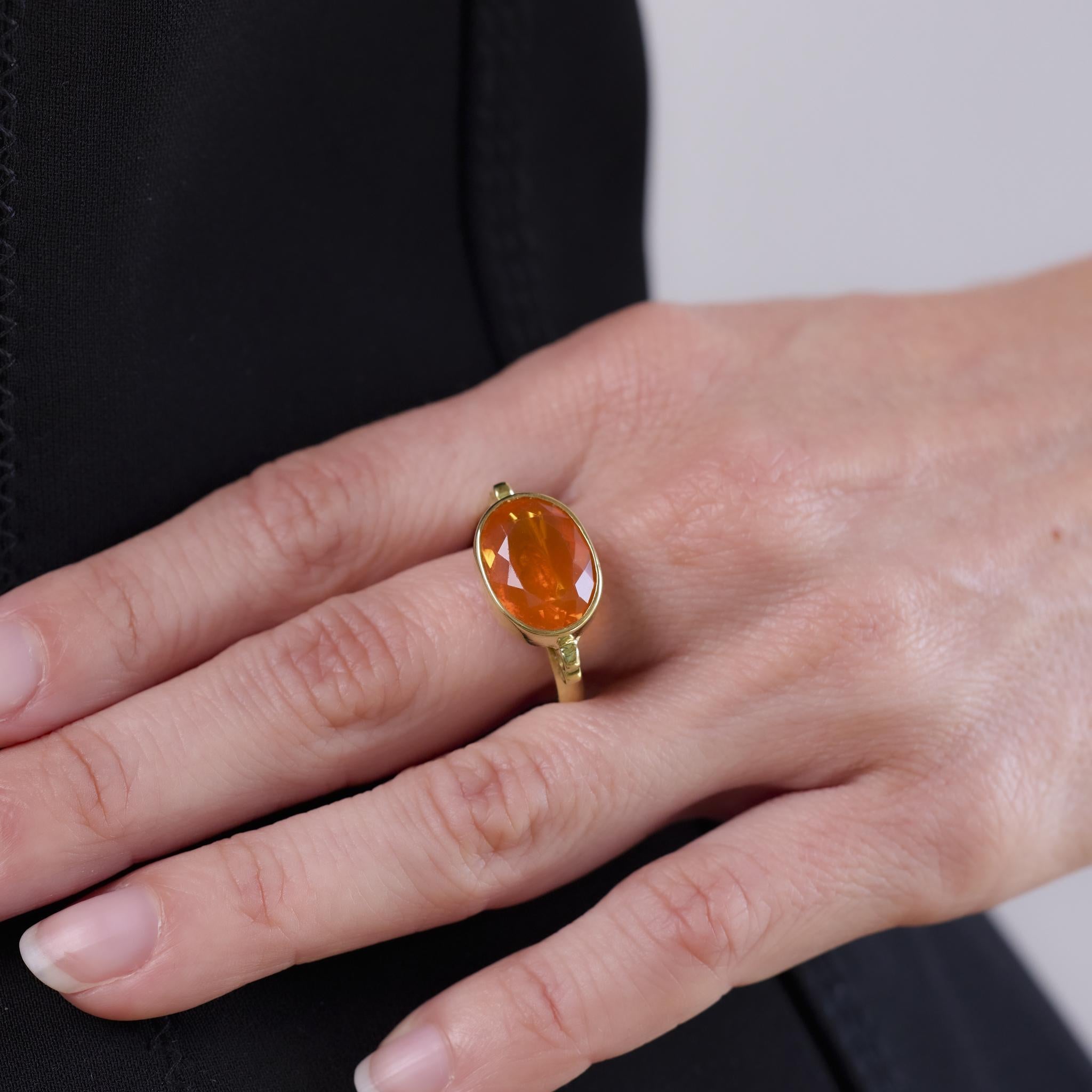 Modern 3.90 carat fire opal 18k yellow gold east-west bezel ring In condizioni ottime in vendita a Beverly Hills, CA