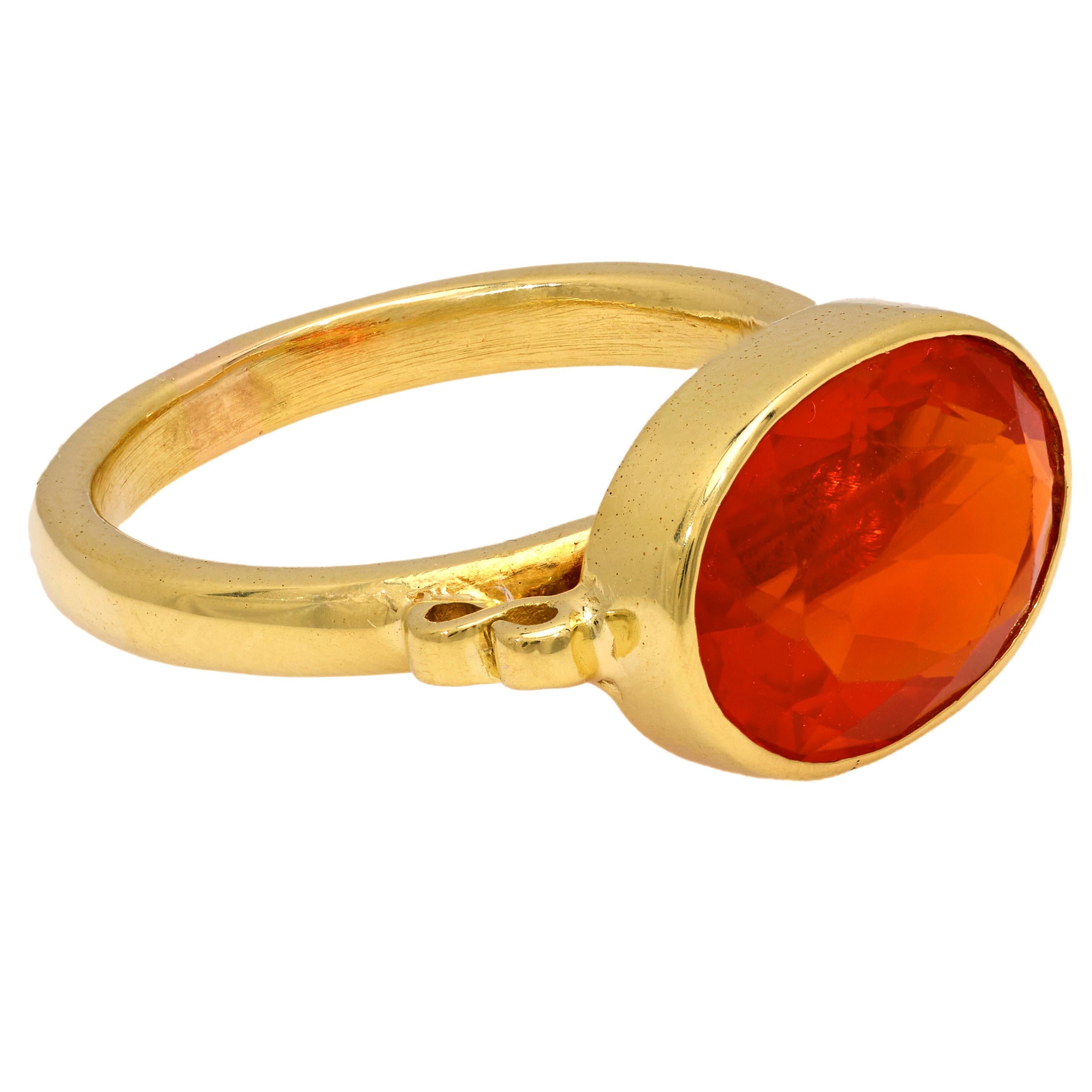 Donna Modern 3.90 carat fire opal 18k yellow gold east-west bezel ring in vendita