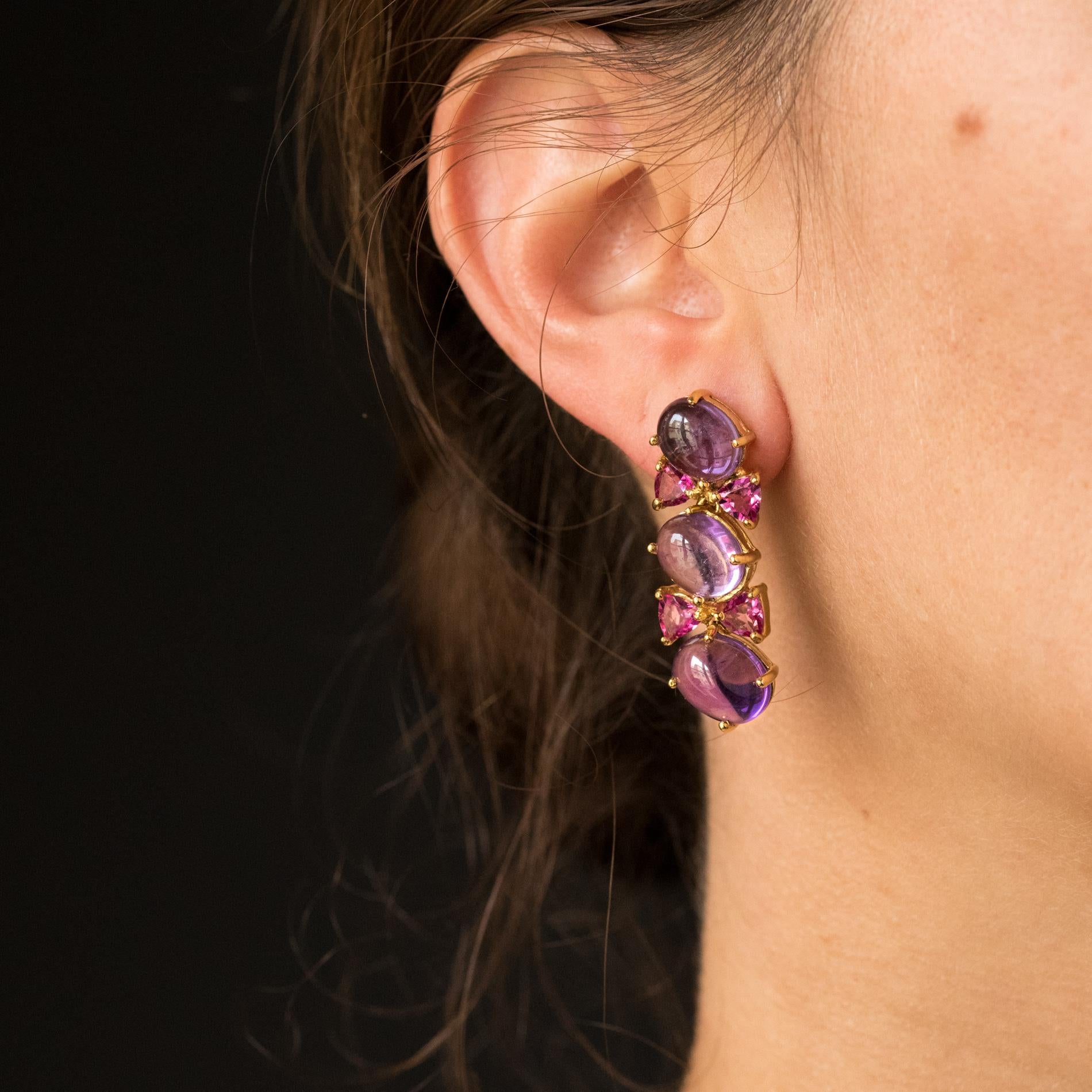 Pair of earrings in vermeil and 18 karats yellow gold.
These voluminous earrings are set diagonally, 3 amethyst cabochons articulated between them and separated by 2 x 2 troidia-cut pink tourmaline. The attachment system is a butterfly.
Total weight