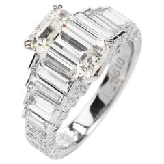 Moderner moderner Verlobungsring mit 4,75 Karat Diamant im Smaragdschliff aus Platin und Gold