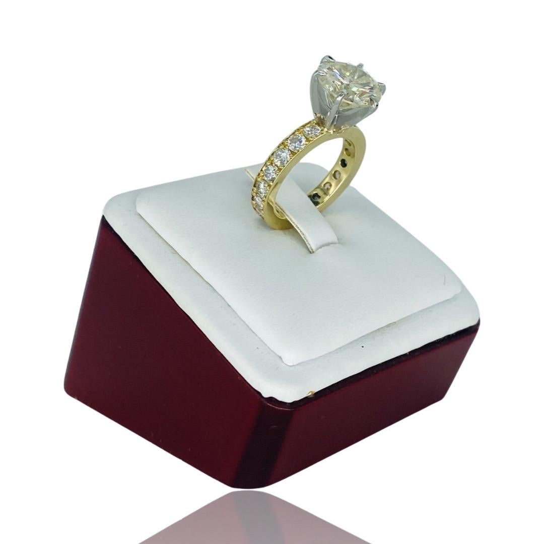 Modern 5.25 Carat Center Round Diamond Engagement Ring 18k Gold For Sale 1