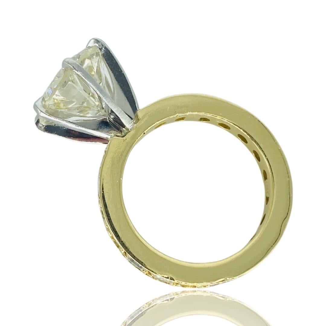 Modern 5.25 Carat Center Round Diamond Engagement Ring 18k Gold For Sale 2
