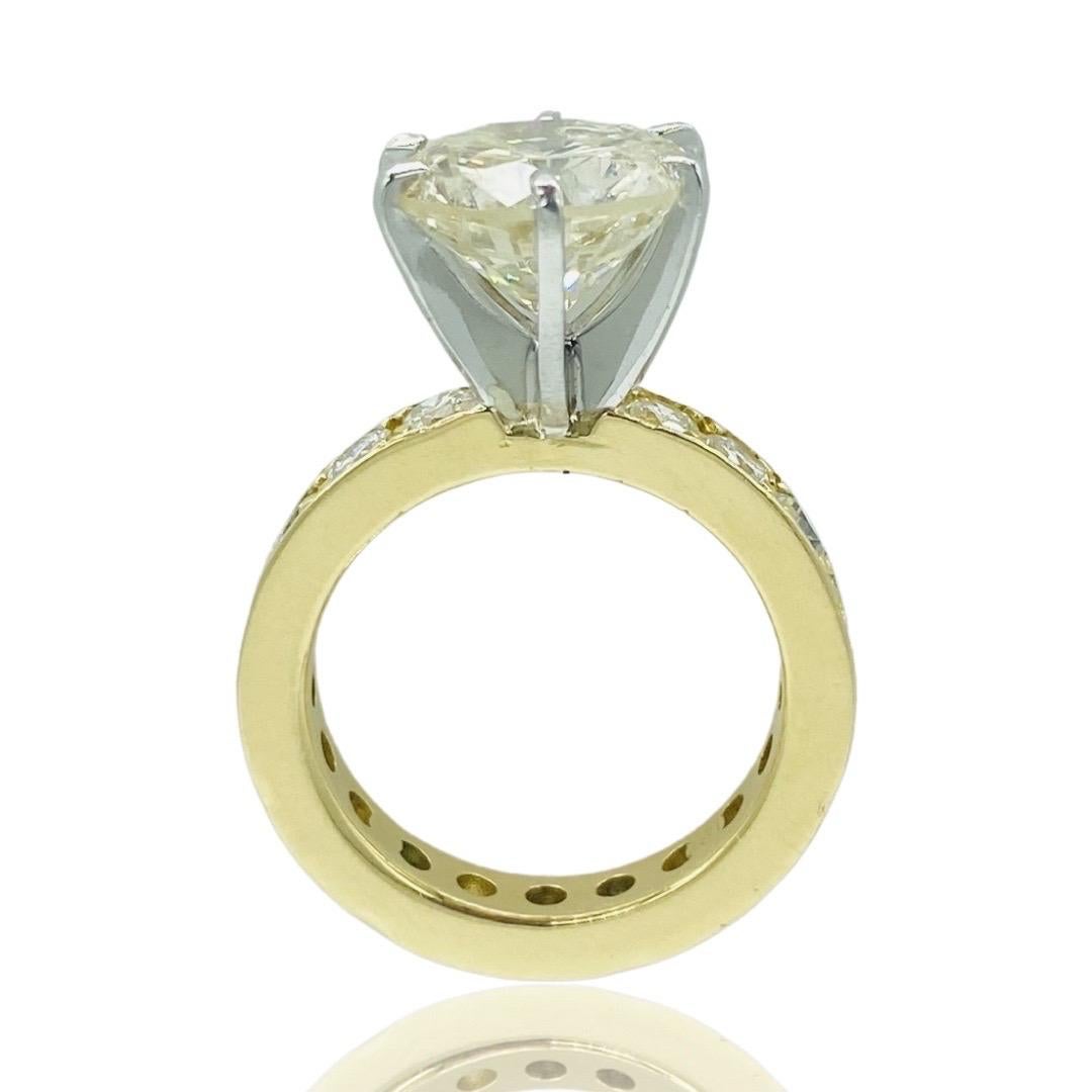 Modern 5.25 Carat Center Round Diamond Engagement Ring 18k Gold For Sale 3