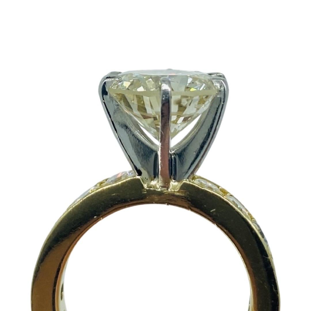 Modern 5.25 Carat Center Round Diamond Engagement Ring 18k Gold For Sale 4