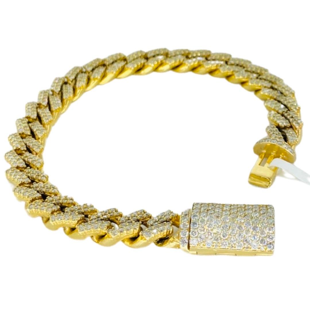 Modern 7.50 Carat Diamonds Raised Prong Cuban Link Bracelet. The bracelet features approx 152 round diamonds with an approx 7.50 total carat weight. The bracelet is very luxury and heavy weighing 56.1g and measures 8.5 Inch in length.