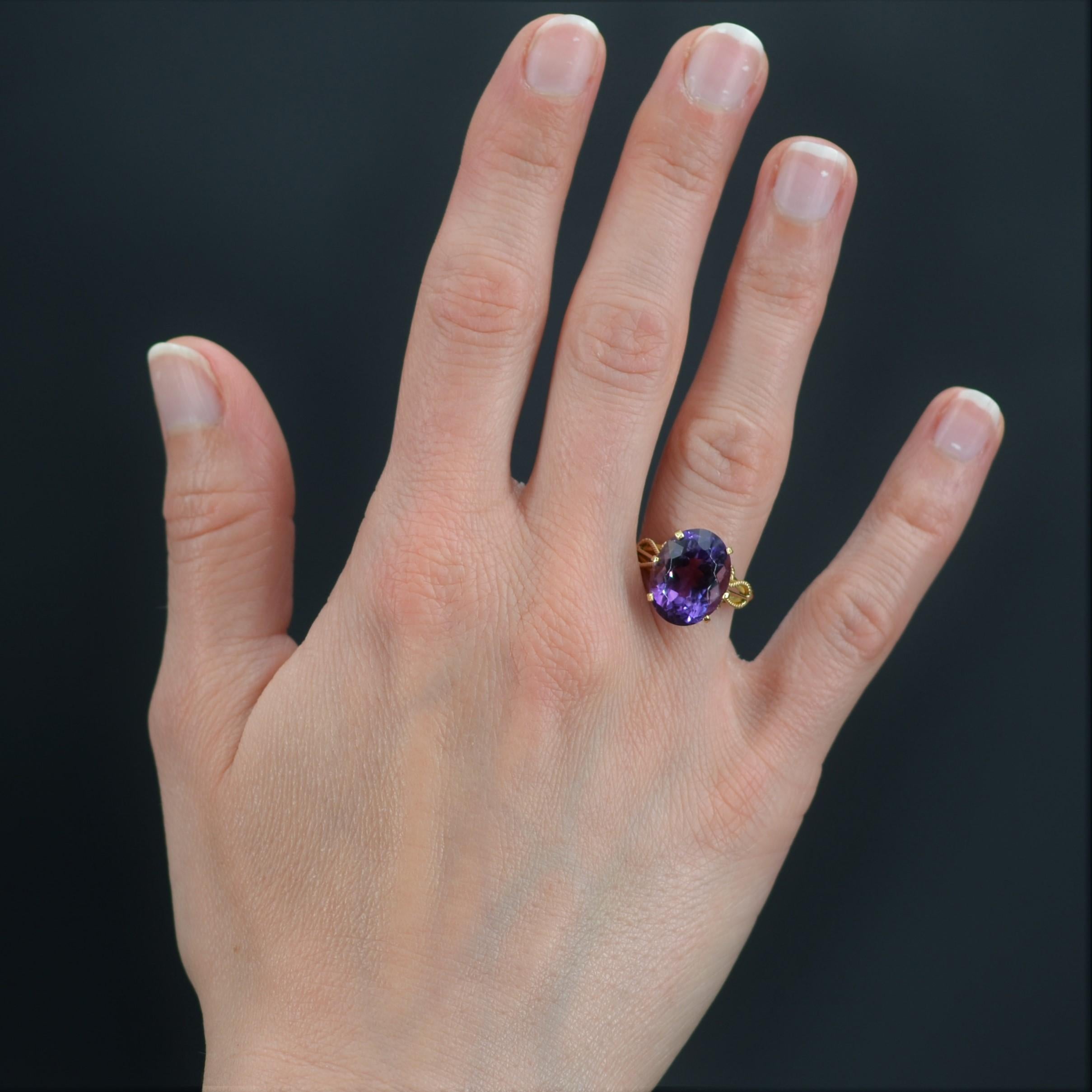 Ring in 18 karat yellow gold.
This second- hand ring is composed of an important amethyst set in 6 claws. On both sides of the amethyst, gold twists form arabesques.
Weight of the amethyst : about 8 carats.
Height : 14.2 mm approximately, width :
