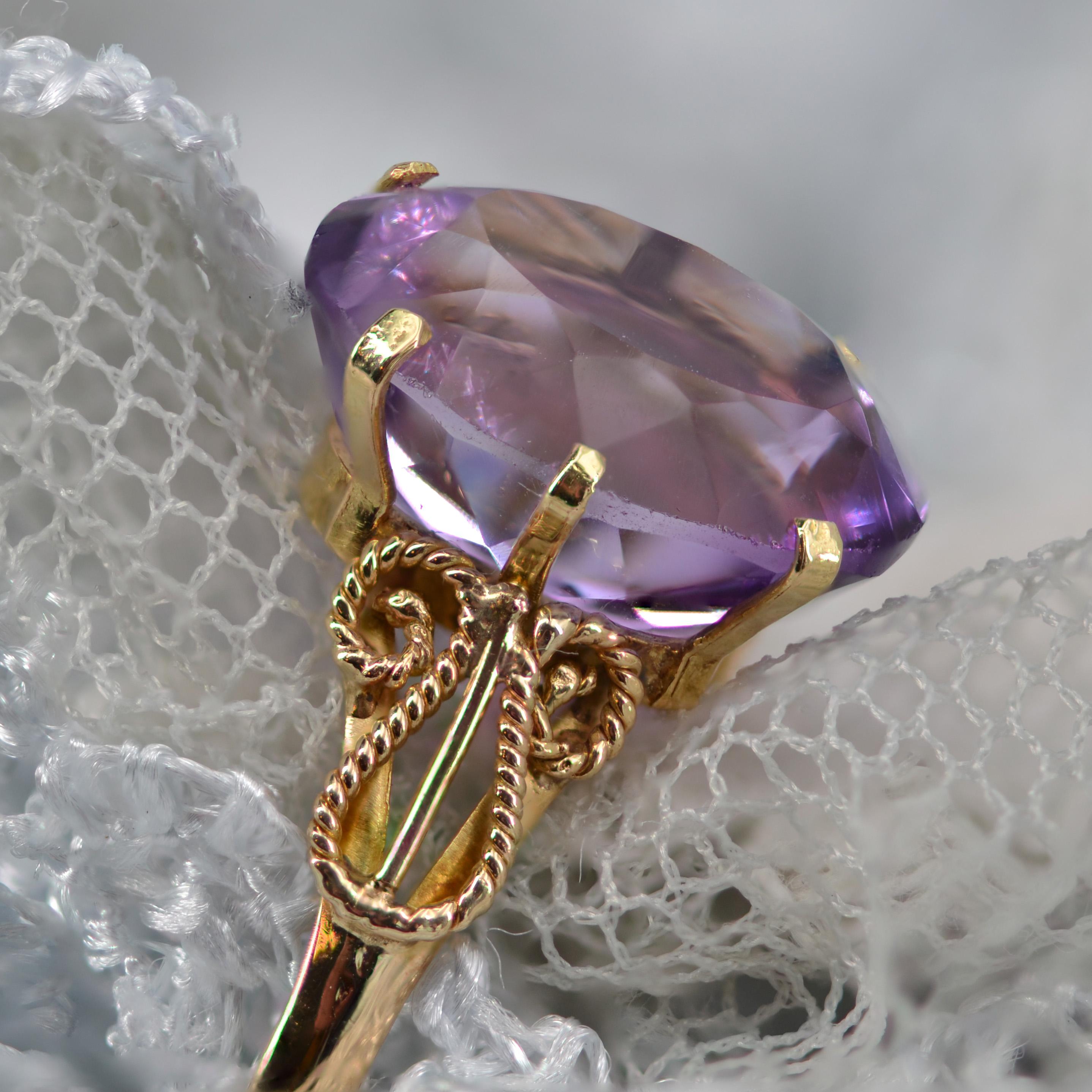Modern 8 Carat Amethyst 18 Karat Yellow Gold Twists Ring In Good Condition For Sale In Poitiers, FR