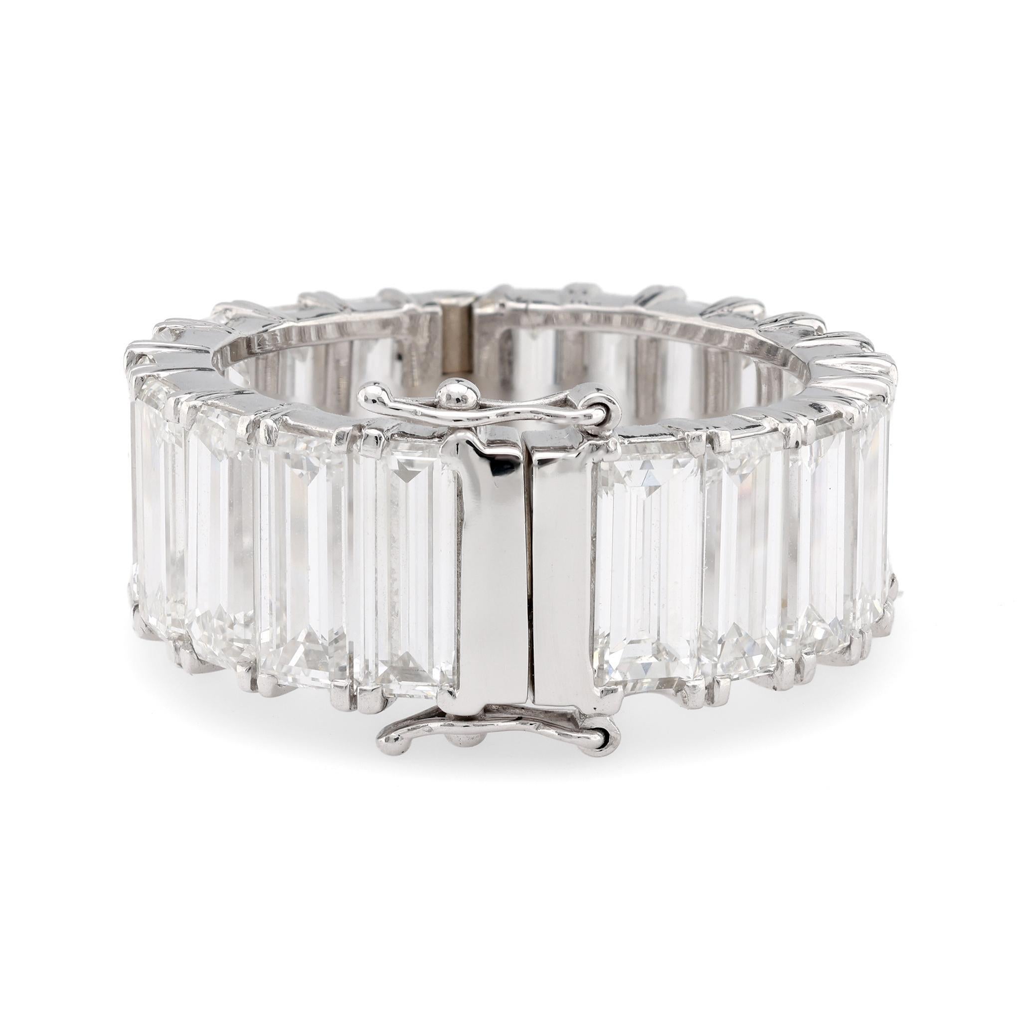 Esta moderna alianza de eternidad de platino presenta 8 quilates de deslumbrantes diamantes talla baguette, creando un diseño lujoso y atemporal para cualquier ocasión.

Piedra central: 20 diamantes talla baguette 
Peso total del diamante: