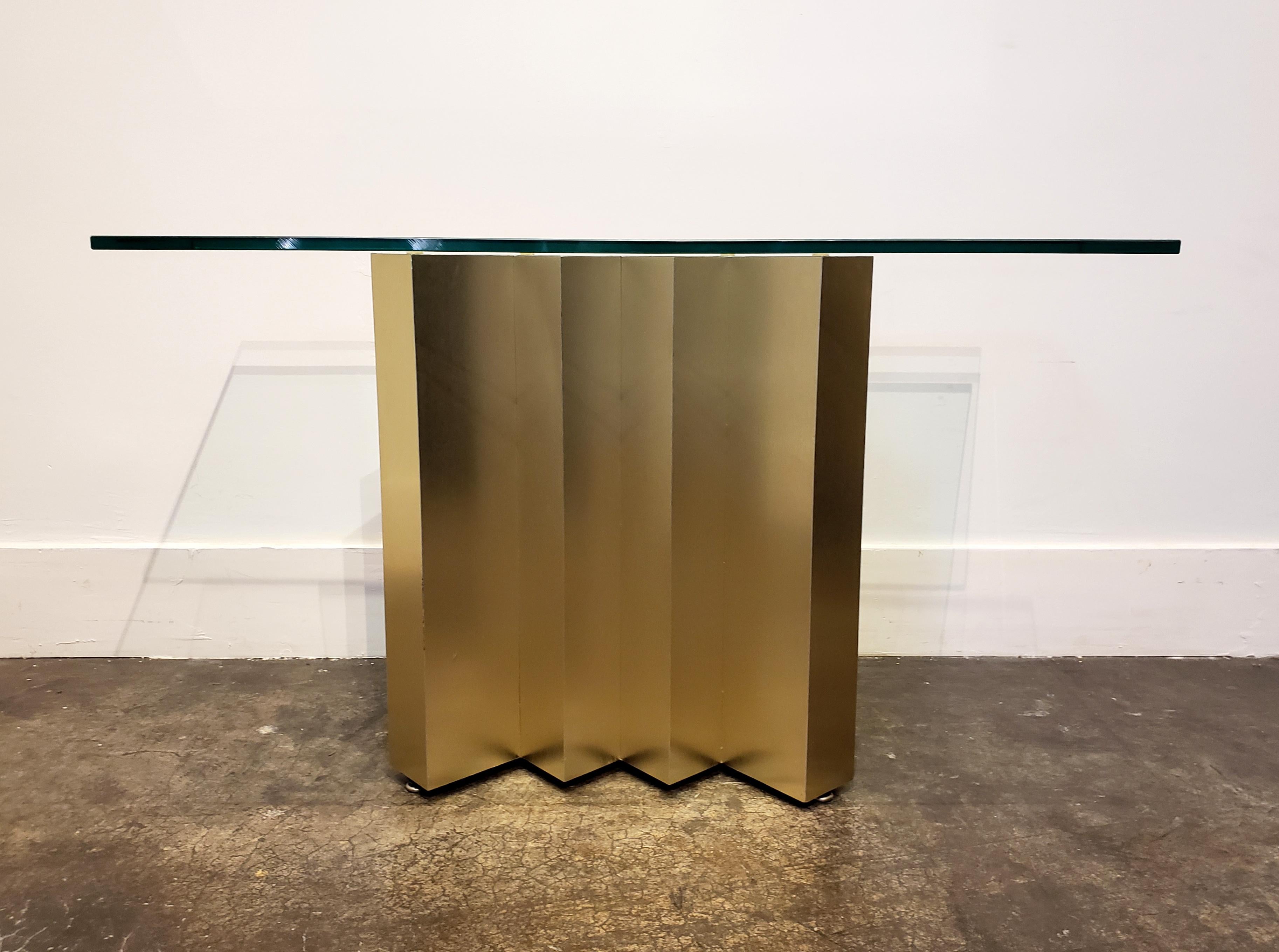 Mid-Century Modern Modern 1980s Console Table with Gold Metal Zig Zag Base, Glass Top For Sale
