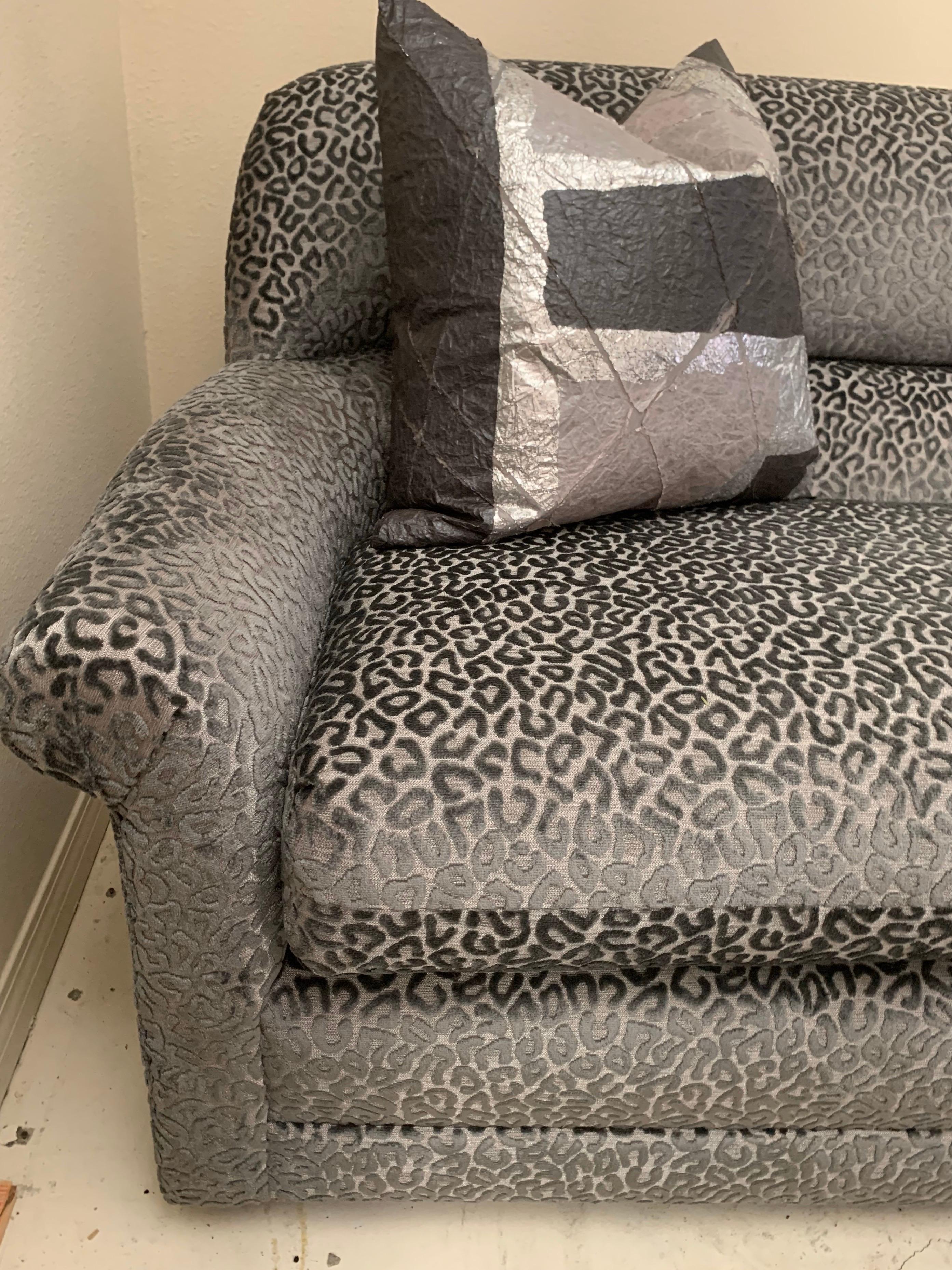 Nous avons pris un étonnant canapé des années 1980 de Directional et avons trouvé un spectaculaire tissu velours léopard gris argenté métallique pour le refaire. Le résultat est un meuble moderne spectaculaire. Sculptural avec des côtés froncés.