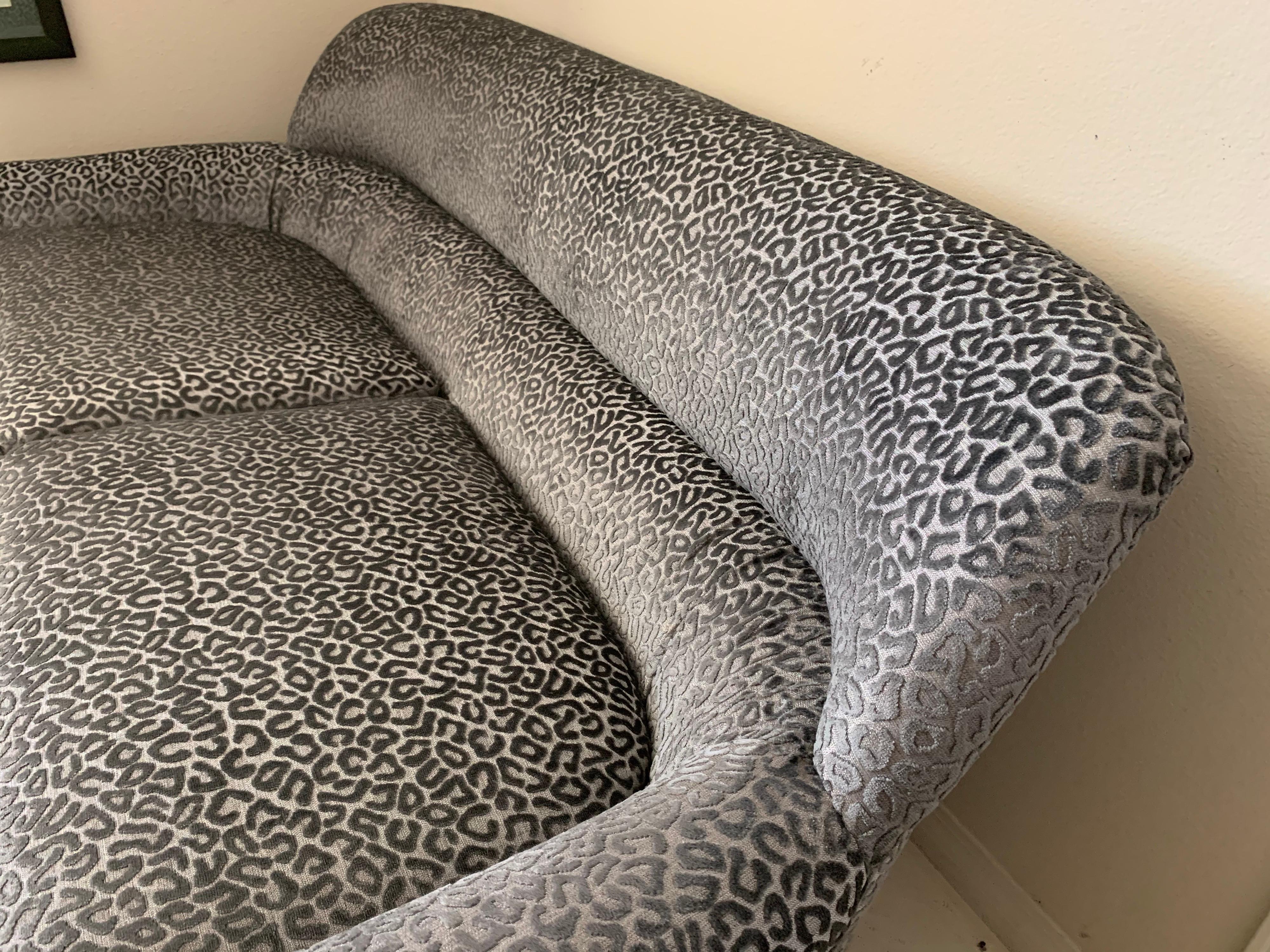 Modernes modernes skulpturales Sofa aus den 80er Jahren aus neuem silbergrauem Metallic-Leoparden-Jacquardstoff (Nordamerikanisch) im Angebot