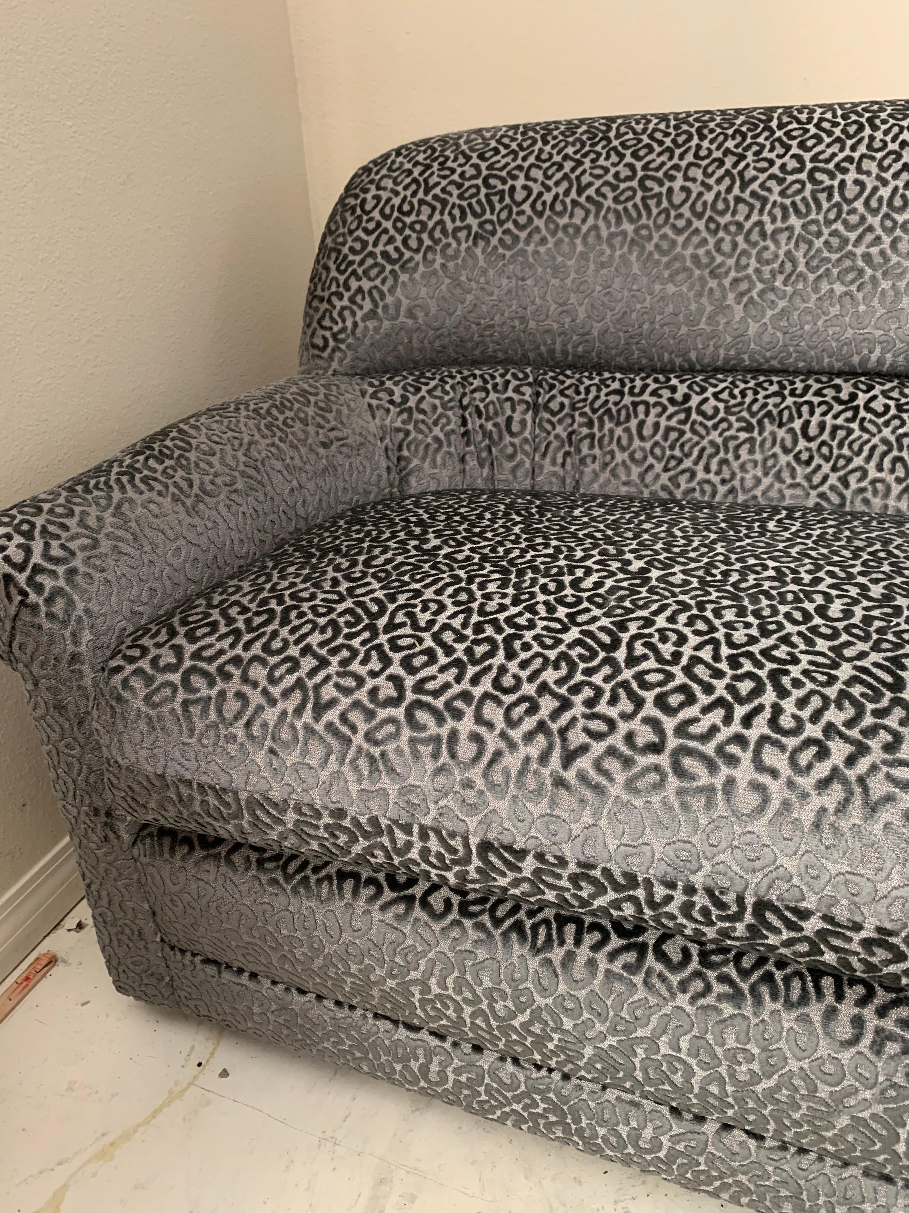 Modernes modernes skulpturales Sofa aus den 80er Jahren aus neuem silbergrauem Metallic-Leoparden-Jacquardstoff (Stoff) im Angebot