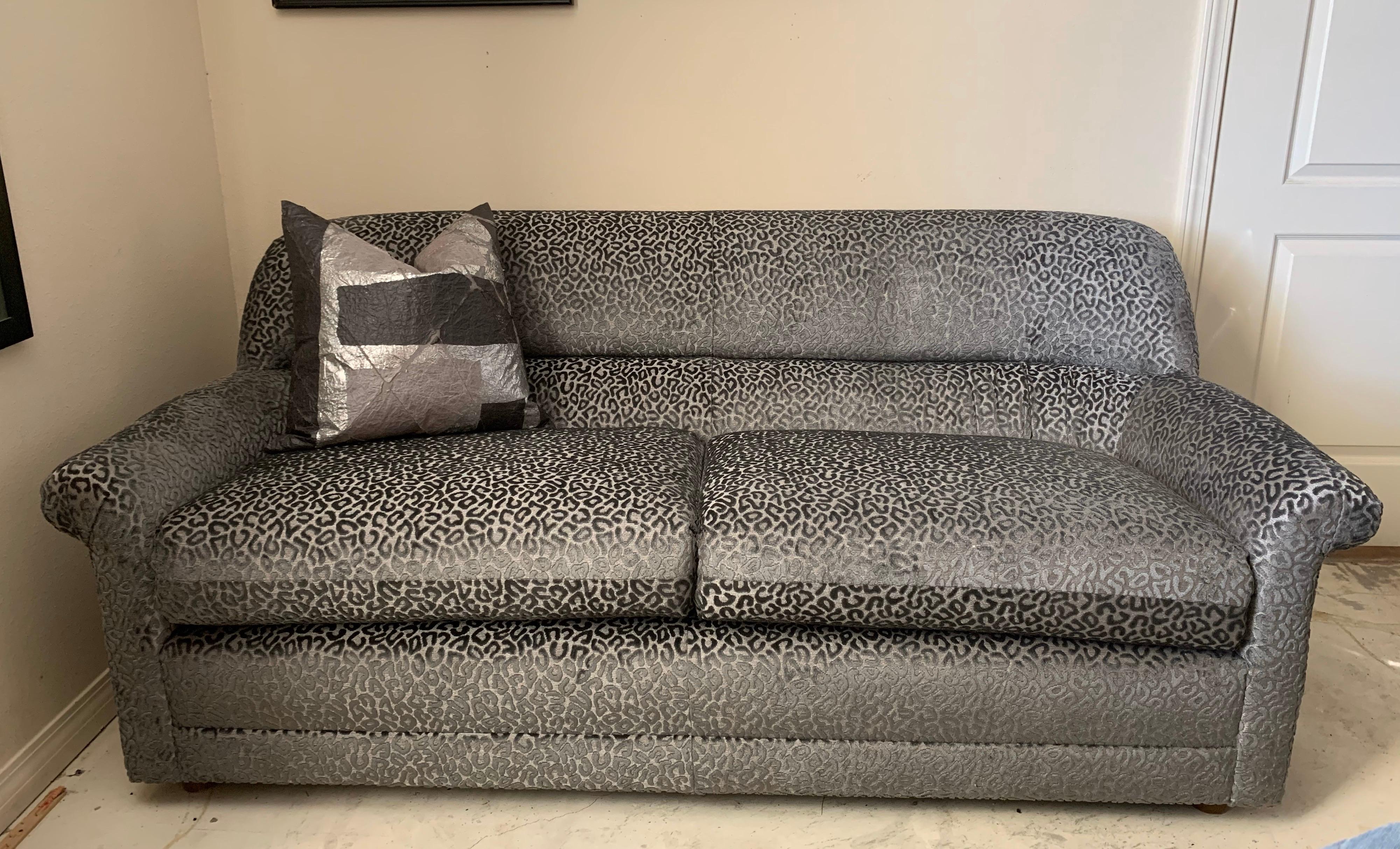 Modernes modernes skulpturales Sofa aus den 80er Jahren aus neuem silbergrauem Metallic-Leoparden-Jacquardstoff im Angebot 1