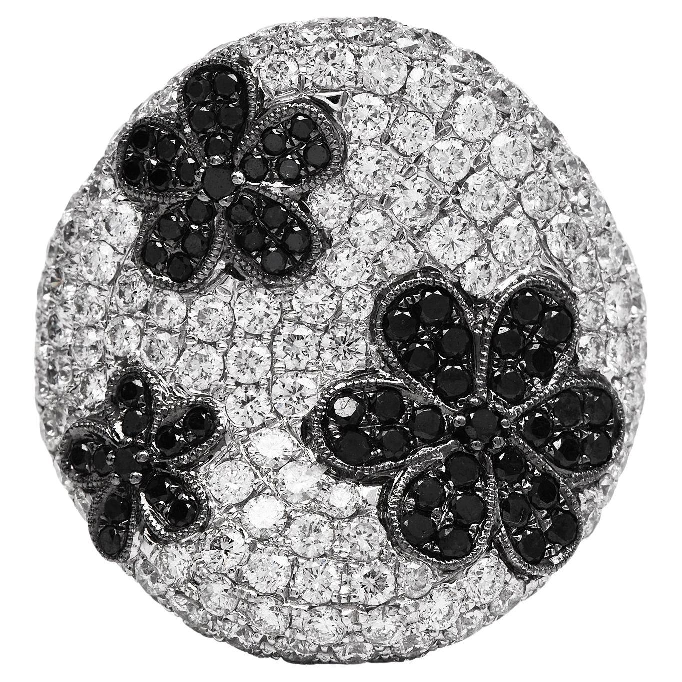 A  Schwarzer und weißer Blumencocktail Designer Bombe Cluster Ring.

Die perfekte Ergänzung für Ihre einzigartige Ringsammlung!

Dieses exquisite Stück ist aus 18-karätigem Weißgold mit schwarzen Akzenten gefertigt.

Gekrönt von eisigen weißen und