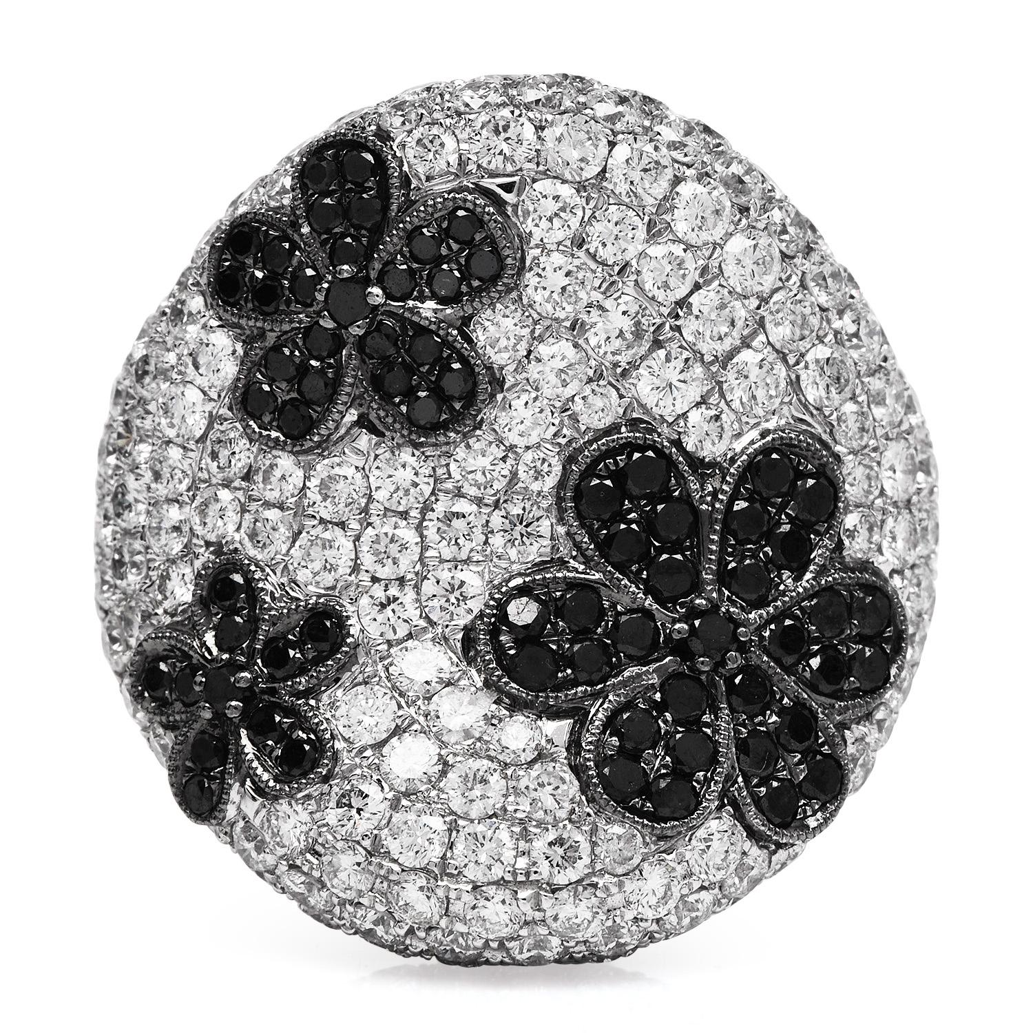 Moderner 8,20 Karat Diamant-Cocktailring mit Blumen-Cluster aus 18 Karat Weißgold im Zustand „Hervorragend“ in Miami, FL