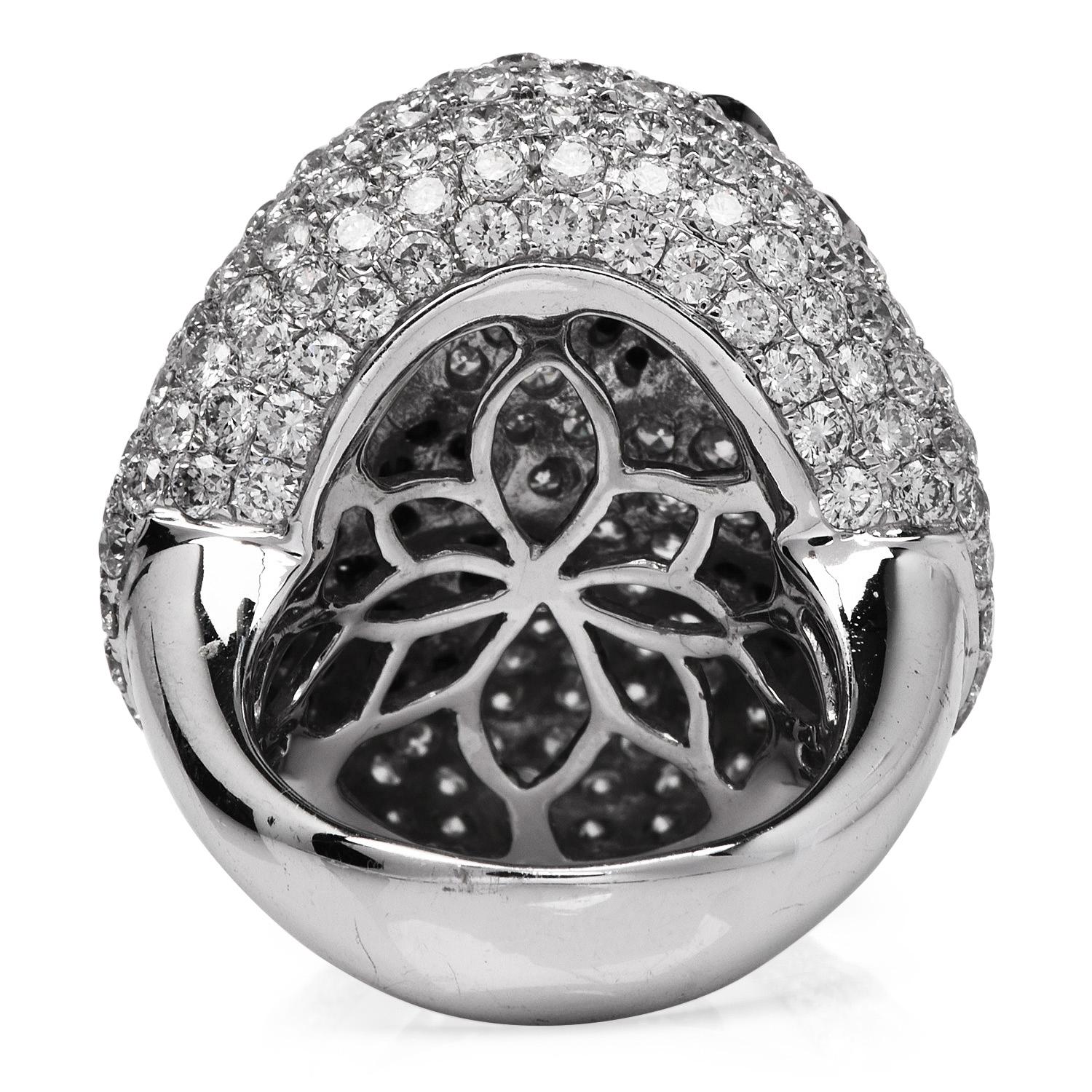 Moderner 8,20 Karat Diamant-Cocktailring mit Blumen-Cluster aus 18 Karat Weißgold 1