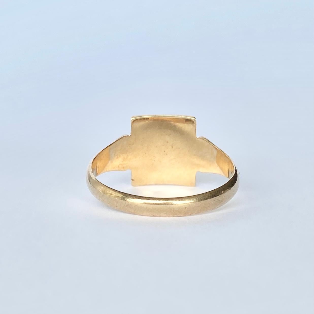 Questo dolcissimo sigillo è realizzato in oro 9ct e presenta un'intricata incisione intorno ai bordi. Completamente marcato Birmingham 1968.

Misura dell'anello: R 1/2 o 8 3/4 
Dimensioni della faccia: 11x9 mm 

Peso: 2.9g