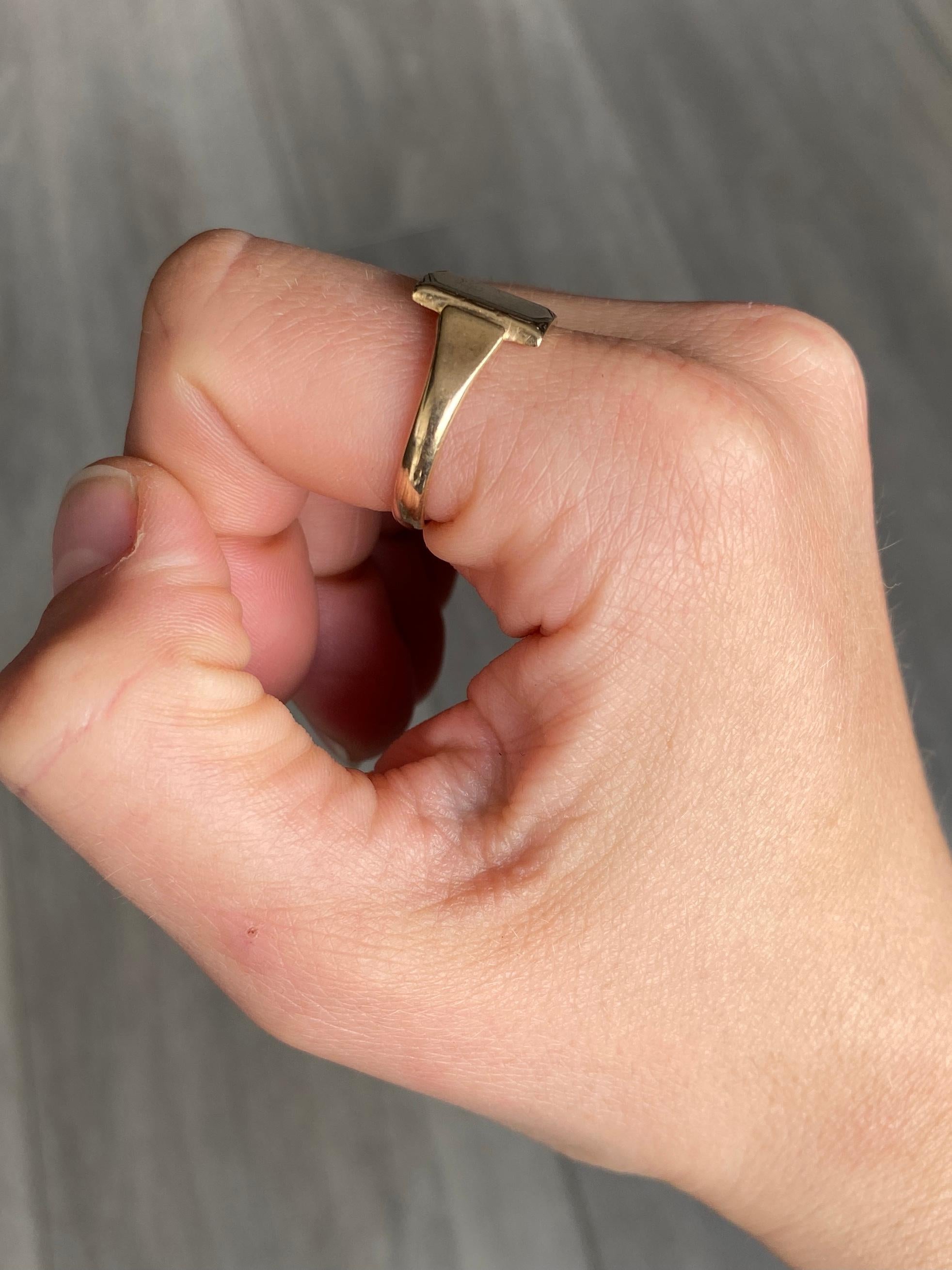 Modern 9 Carat Gold Signet Ring In Good Condition For Sale In Chipping Campden, GB