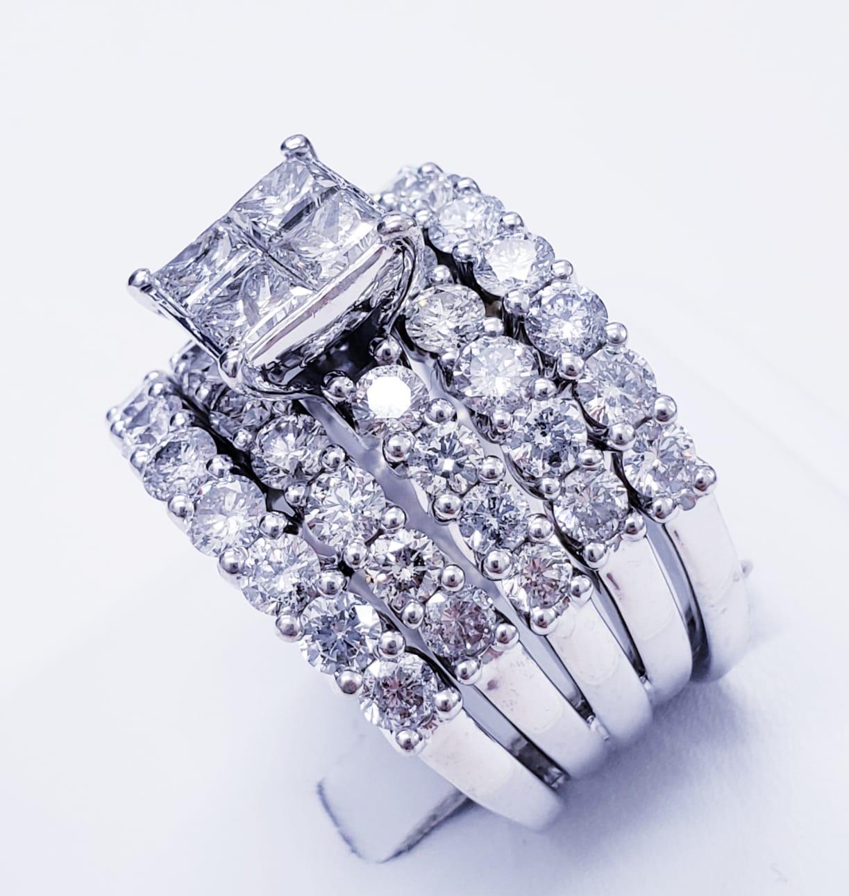 Moderner 9 Karat Diamanten Halbe Ewigkeit 6 Reihen Verlobungsring. Das Gesamtgewicht der Diamanten beträgt ca. 9 Karat. Der Ring ist eine Größe 8,5 und das Gewicht des Ringes ist 22,2 Gramm massivem 14k Weißgold. Der Ring misst 23,1 mm x 17,6 mm
Um