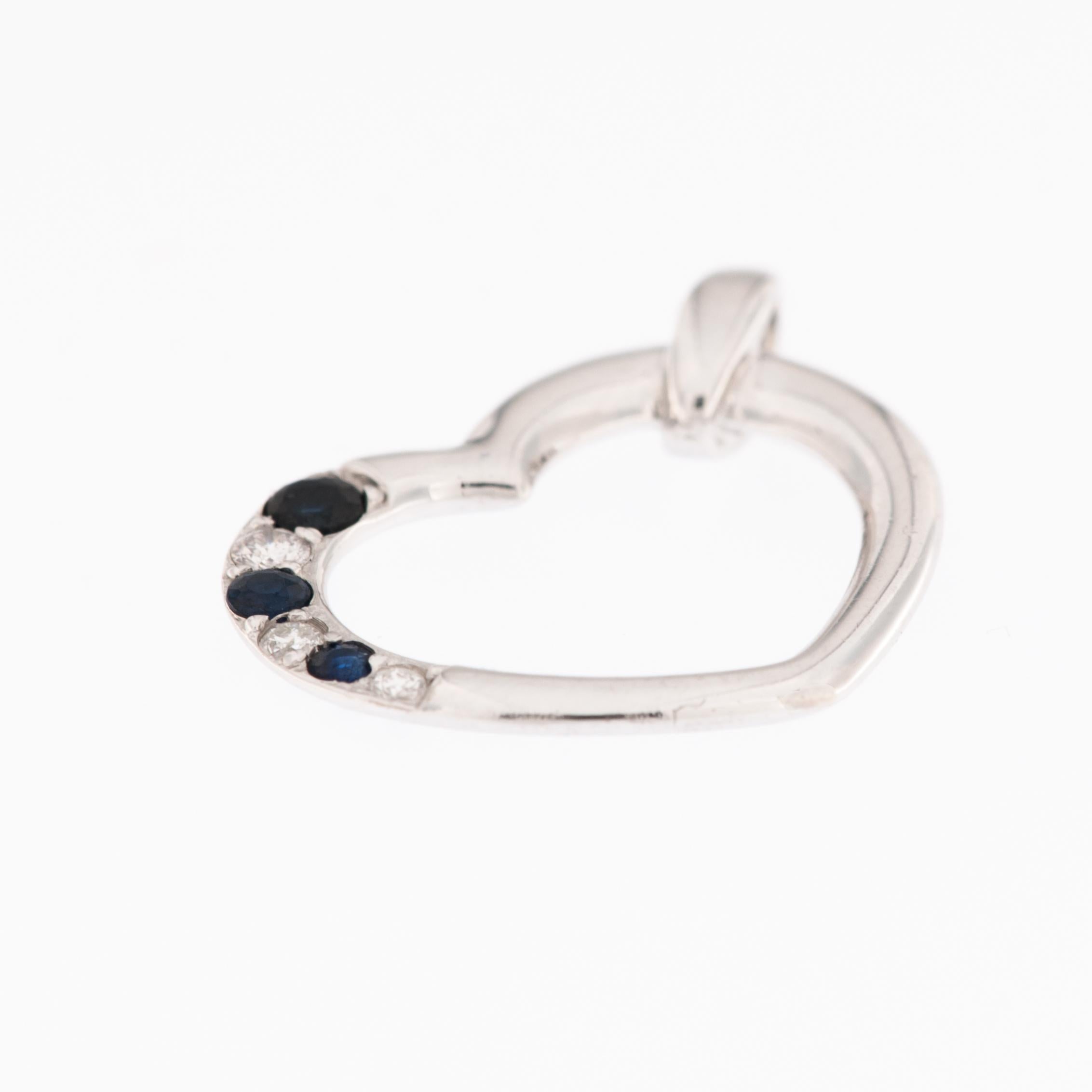 Modern 9 karat White Gold Heart with Diamonds and Sapphires In Good Condition For Sale In Esch-Sur-Alzette, LU