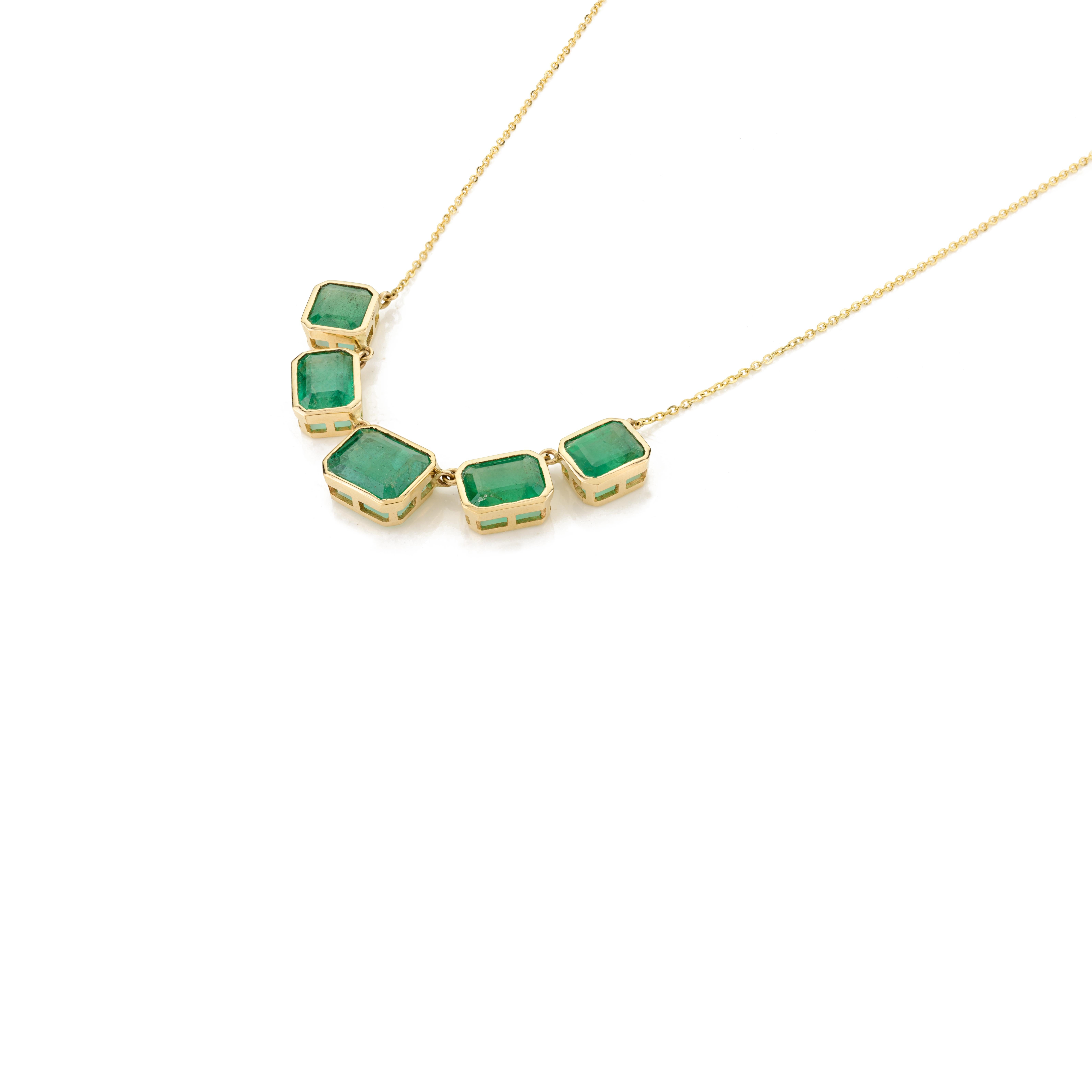Contemporary Modern 9.25 Carat Emerald Chain Necklace for Women in 18k Solid Yellow Gold For Sale