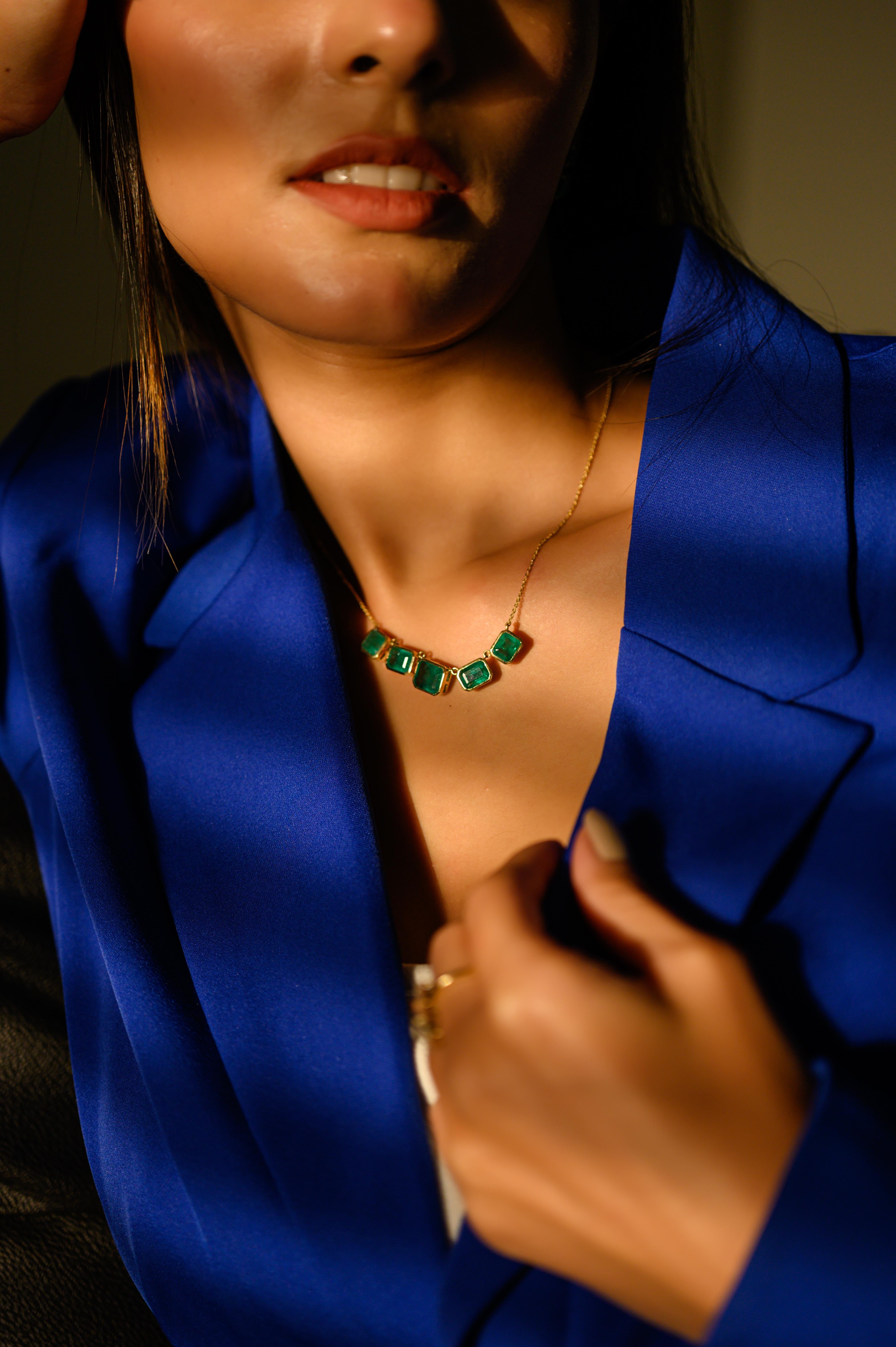 Women's Modern 9.25 Carat Emerald Chain Necklace for Women in 18k Solid Yellow Gold For Sale