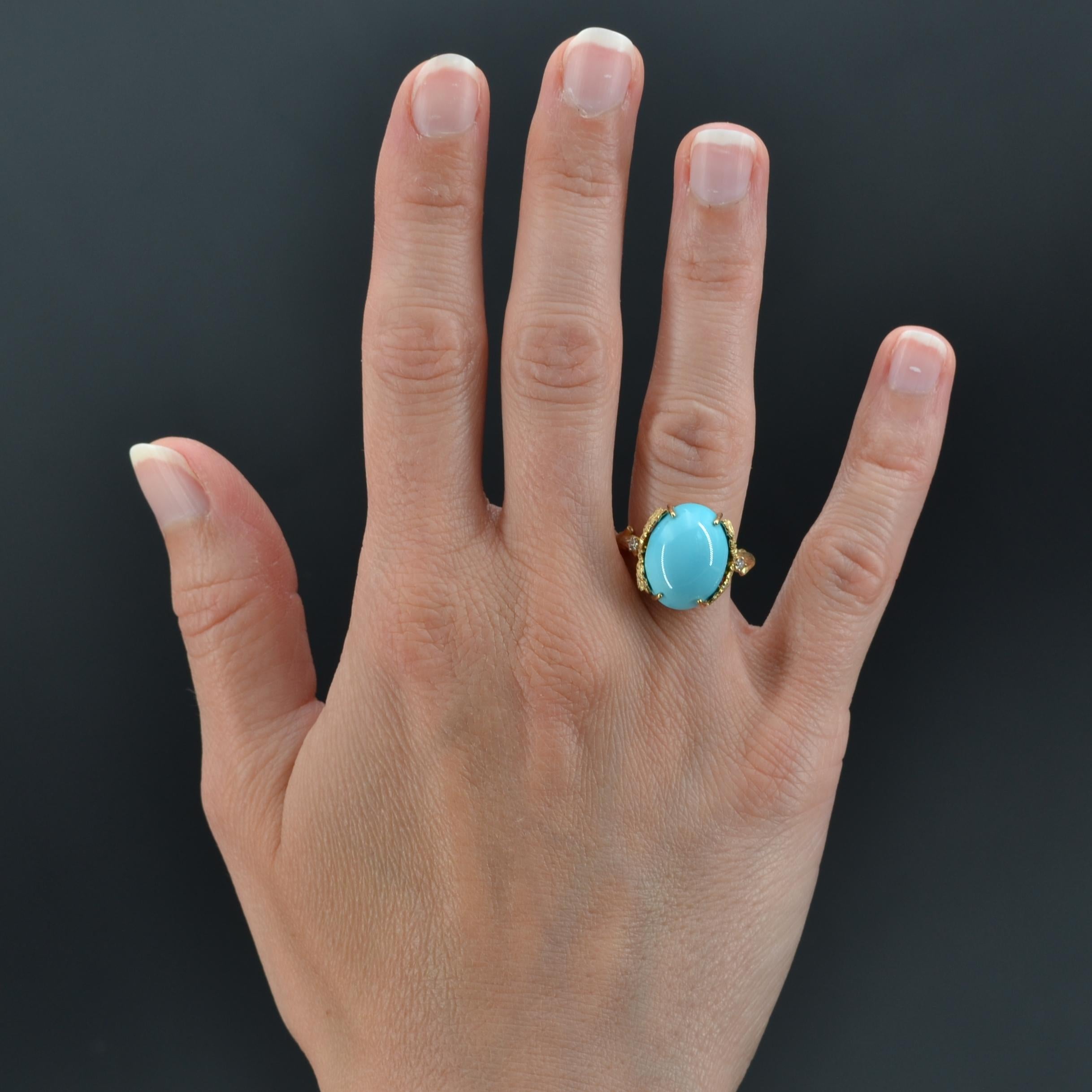 Ring in 18 karat yellow gold, own hallmark.
Original yellow gold ring, it is set in 4 claws of a cabochon turquoise on a setting formed and chiseled as a branch. 2 modern brilliant-cut diamonds adorn the beginning of the ring.
Weight of the