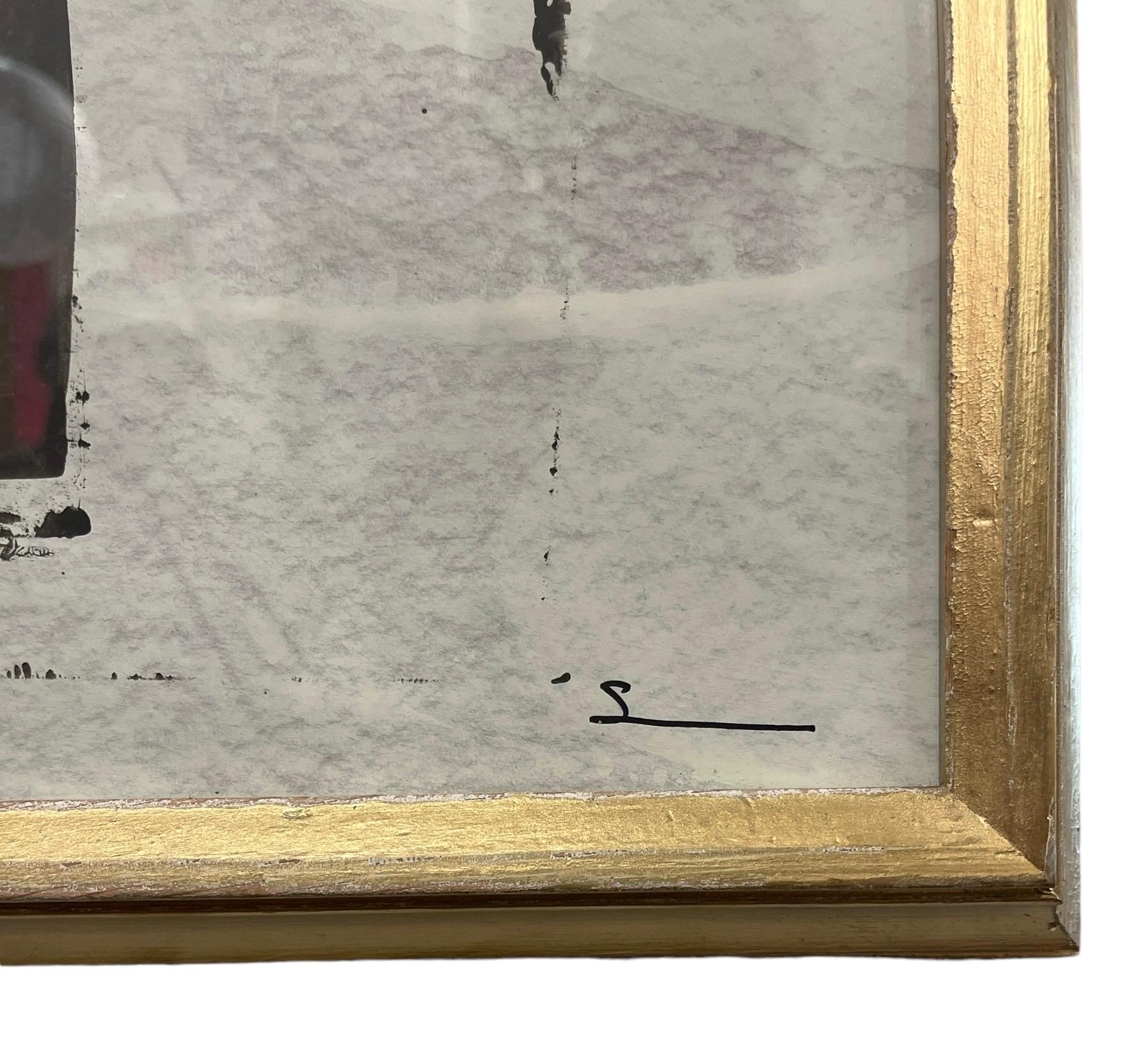 Découvrez l'attrait captivant de l'art contemporain avec ce chef-d'œuvre abstrait en noir et blanc sur papier, élégamment présenté dans un cadre en or antique par la talentueuse artiste Shannon Weir. Avec un mélange méticuleux de contrastes