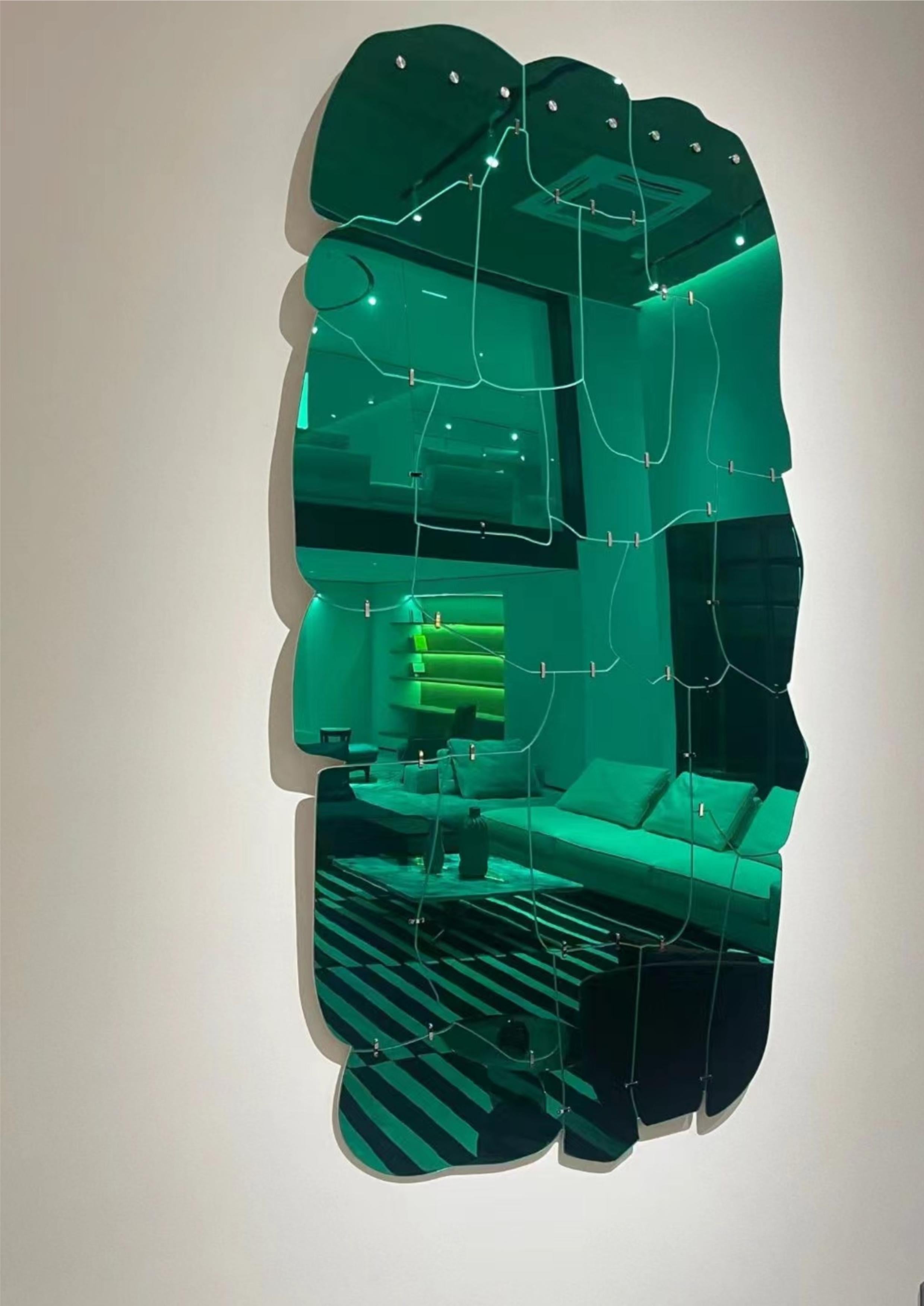 Transformez votre décoration intérieure avec ce miroir mural moderne abstrait en acrylique, une pièce captivante qui fusionne l'art et le design moderne. D'une hauteur impressionnante de 73,6 pouces et d'une largeur de 42,1 pouces, ce miroir est